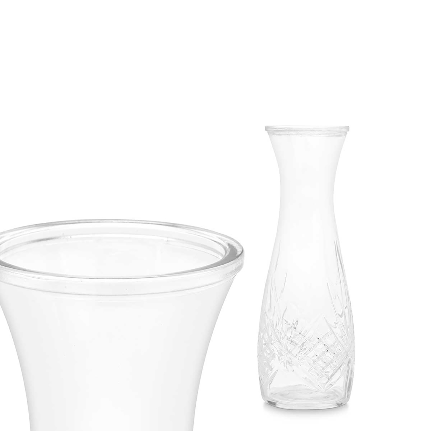 Dos jarrones de cristal transparente, uno ancho y bajo, el otro alto y estrecho con patrones grabados.