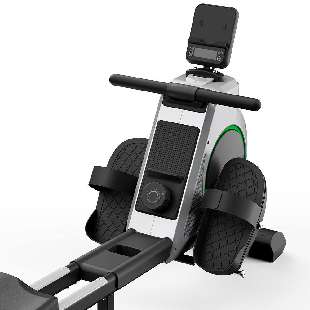 Ein silbernes Rudergerät mit schwarzen Fußpedalen, einem schwarzen Griff und einem digitalen Display.