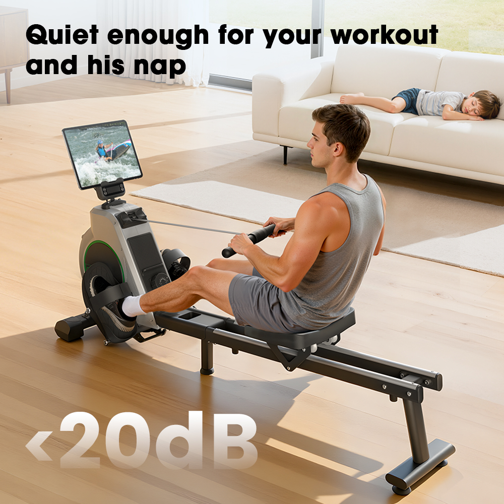 Mann rudert auf einem Laufband, während ein Kind auf dem Sofa schläft.