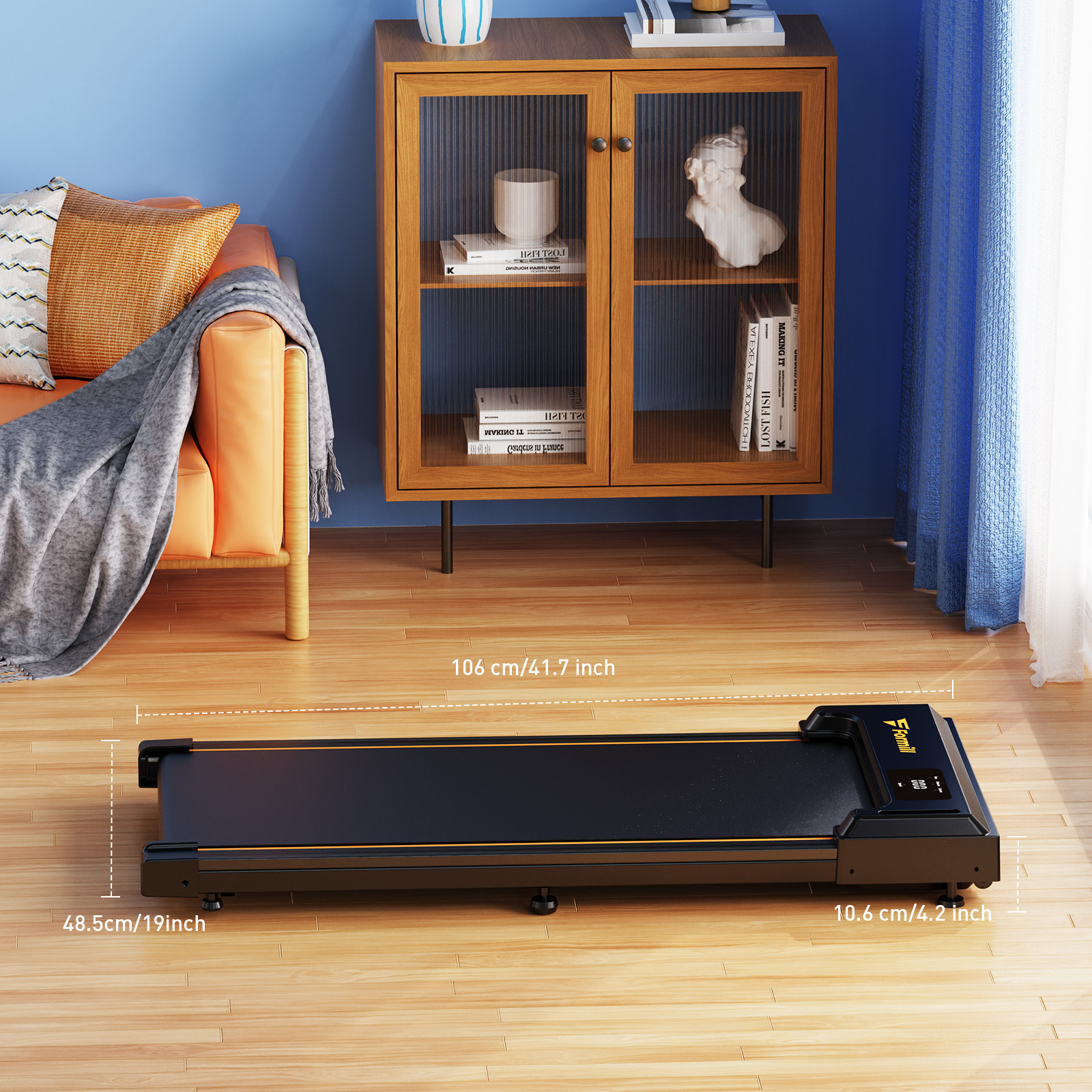 Tapis roulant nero con accenti arancioni su pavimento in legno, accanto a divano e mobile.
