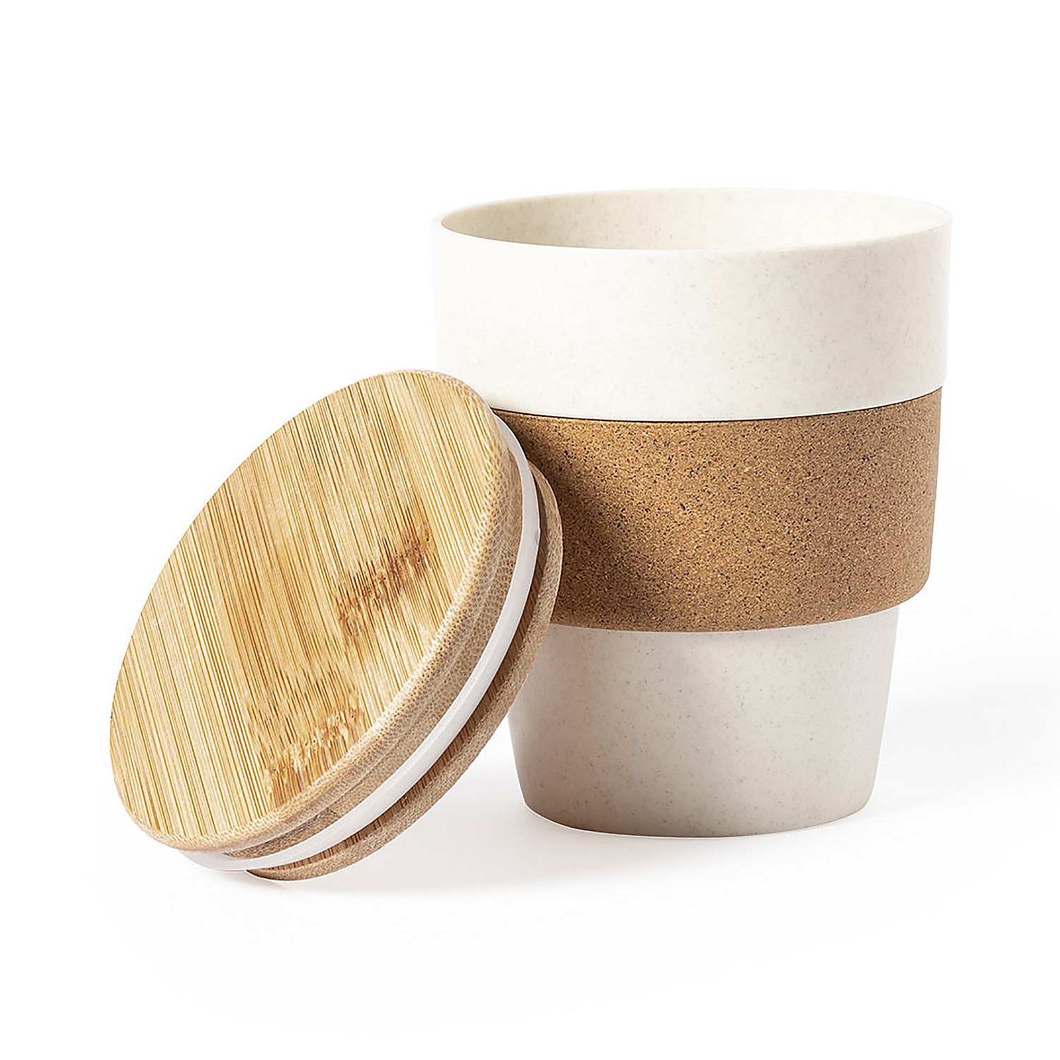 Tazza beige con fascia in sughero e coperchio in legno, isolata.