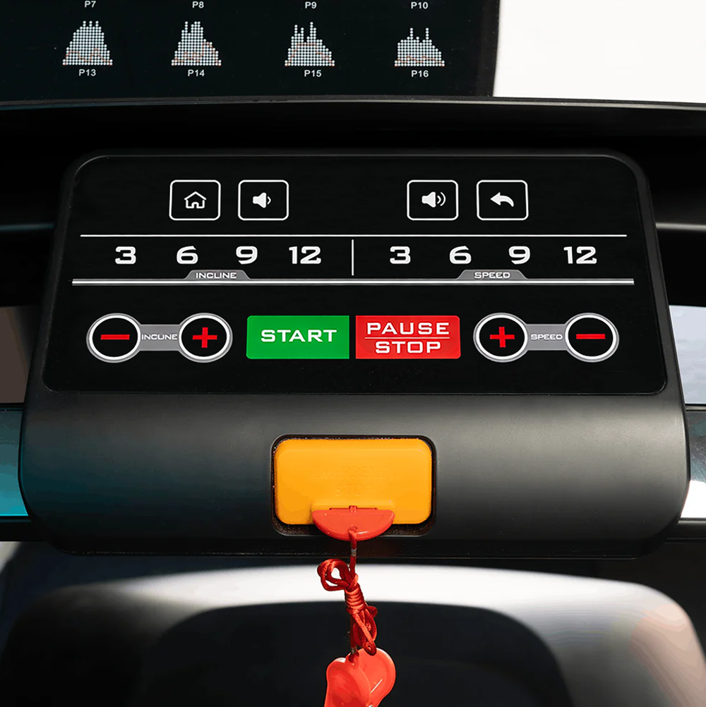 Display tapis roulant con impostazioni di pendenza e velocità, pulsanti start/pausa e arresto di emergenza.