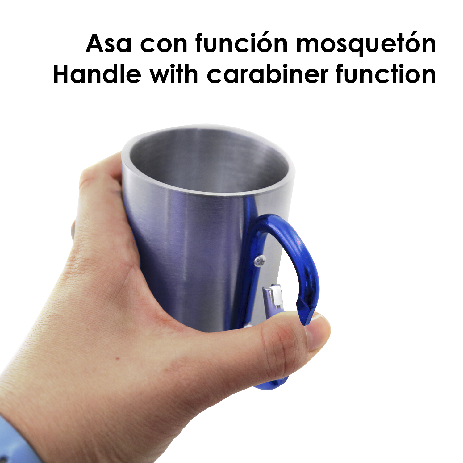 Mano che tiene una tazza di metallo con manico a moschettone blu.