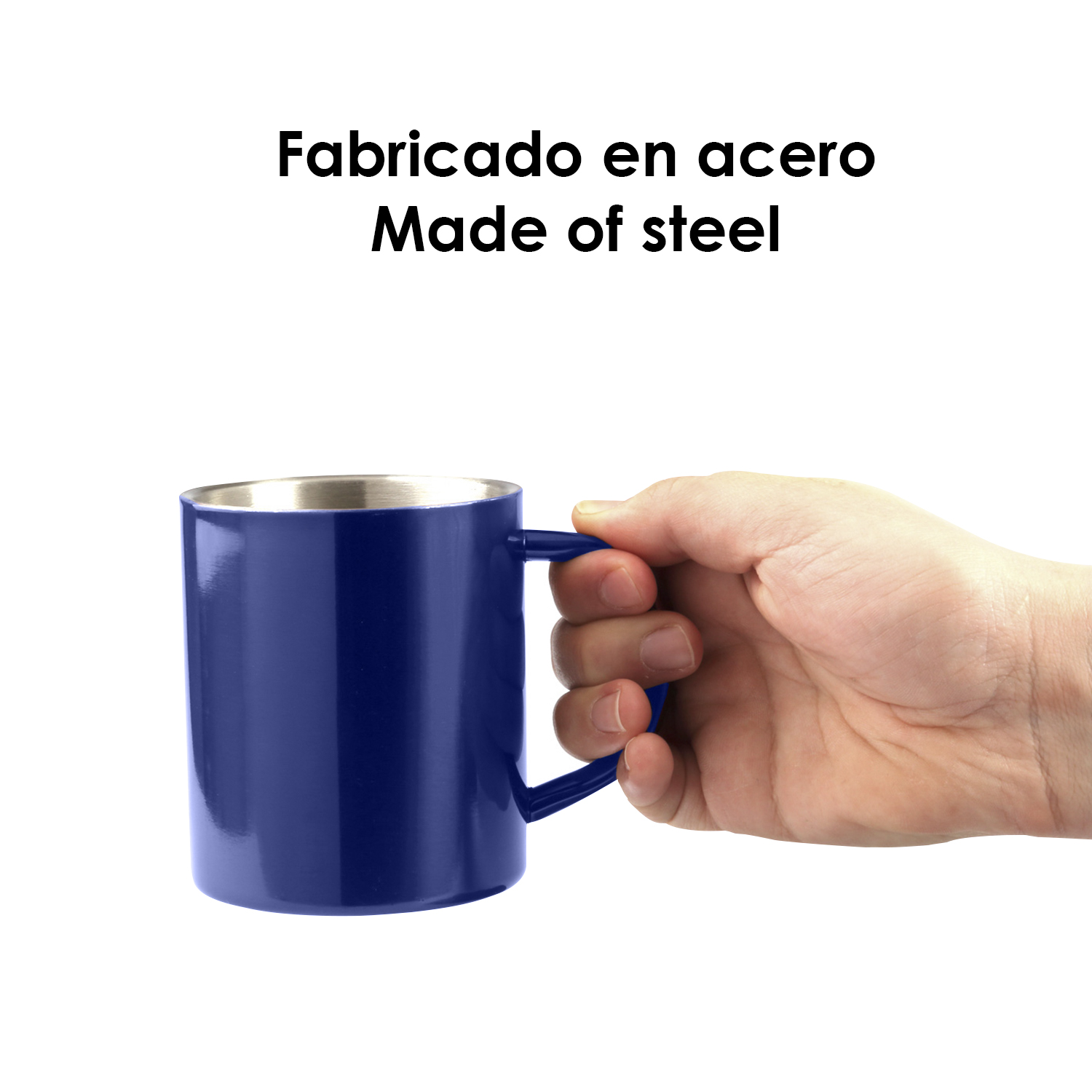 Una mano tiene una tazza di acciaio blu scuro con interno argentato.