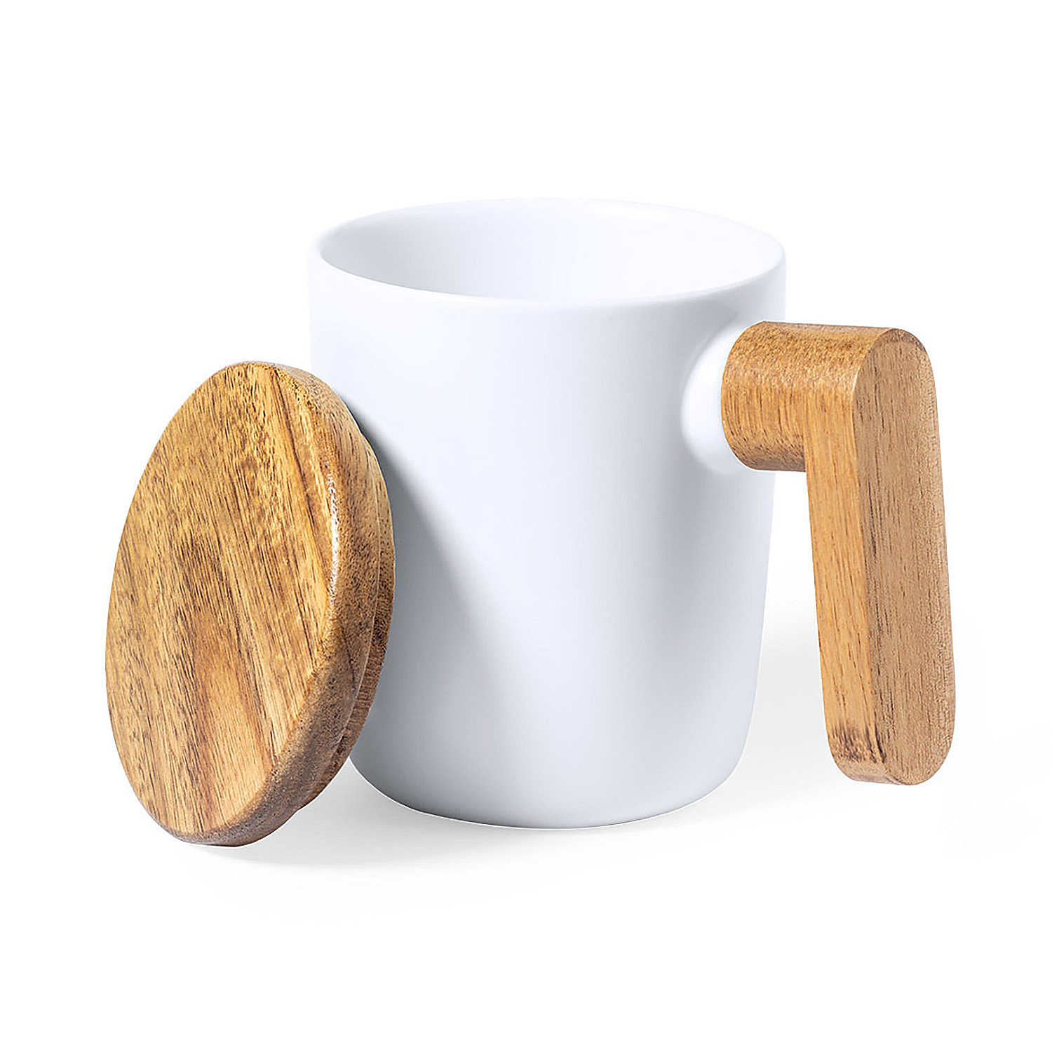 Tazza bianca con manico e coperchio in legno, su sfondo bianco.