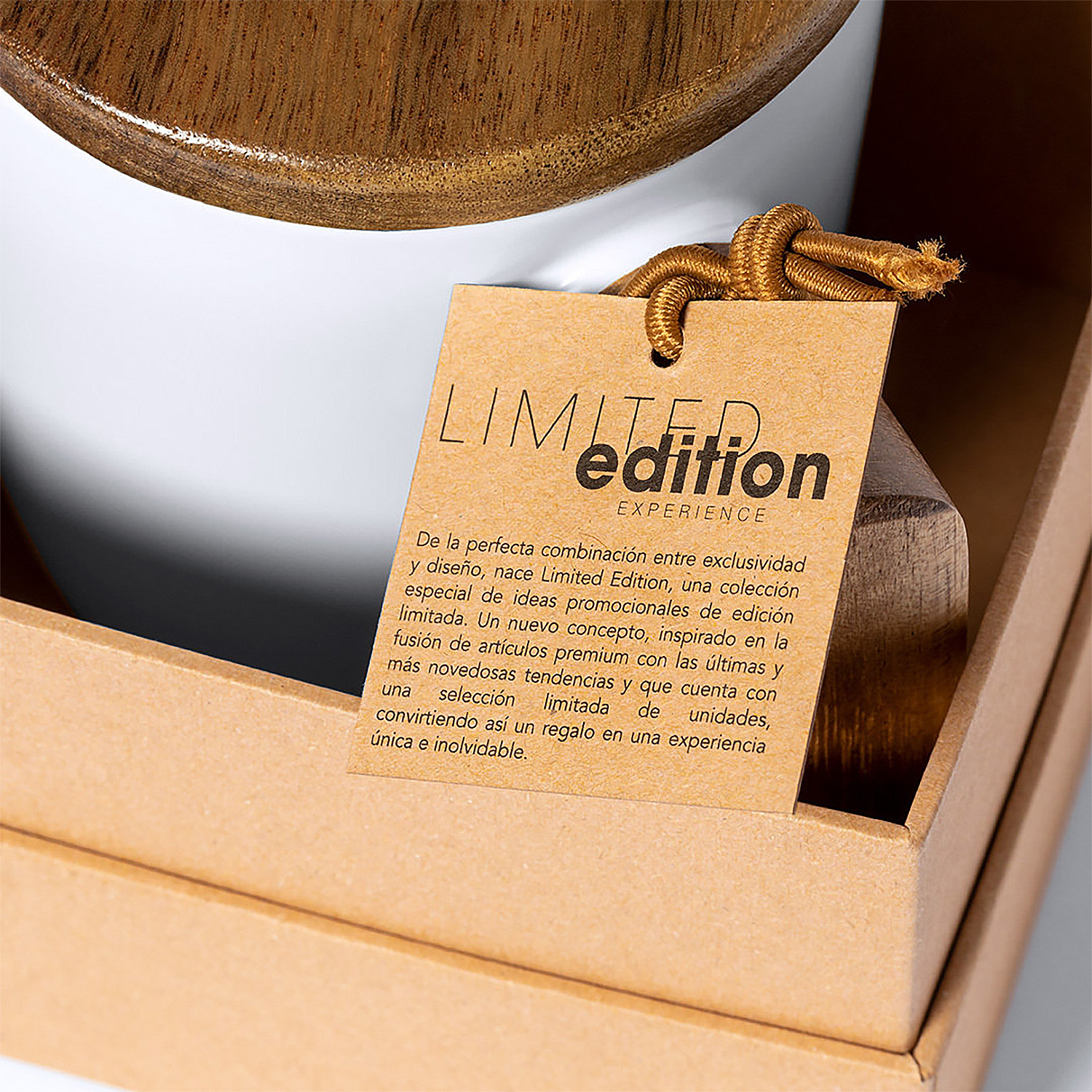 Un'etichetta marrone "LIMITED EDITION EXPERIENCE" pende da una corda su una tazza bianca in una scatola.