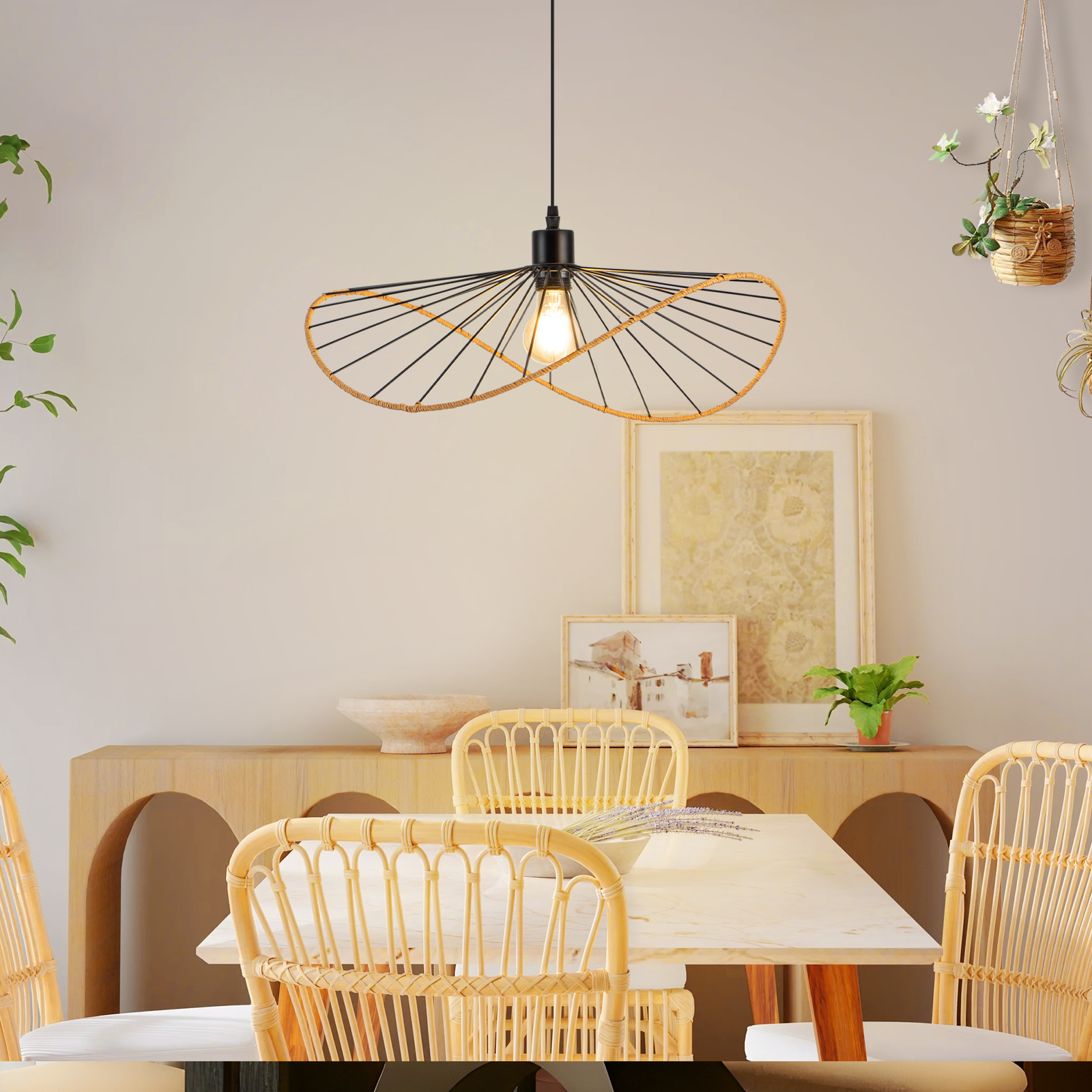 Ein Esstisch mit Rattanstühlen, darüber eine geometrische Pendelleuchte.