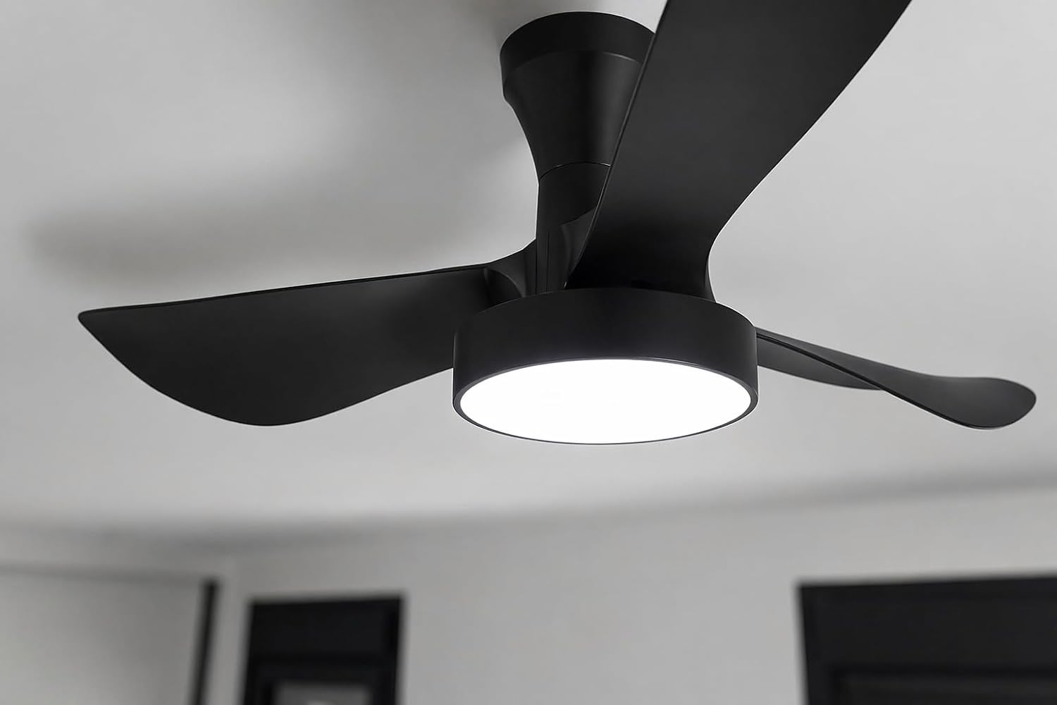 Ventilador de techo negro con una lámpara redonda integrada.