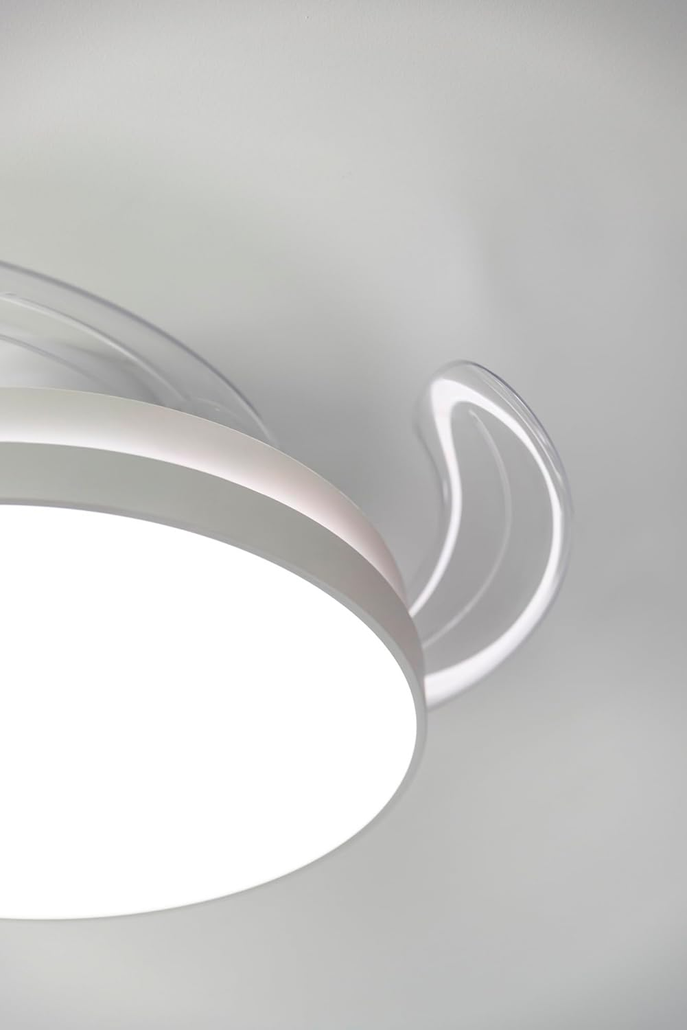Primer plano de una lámpara de techo blanca con acentos transparentes y diseño juguetón.