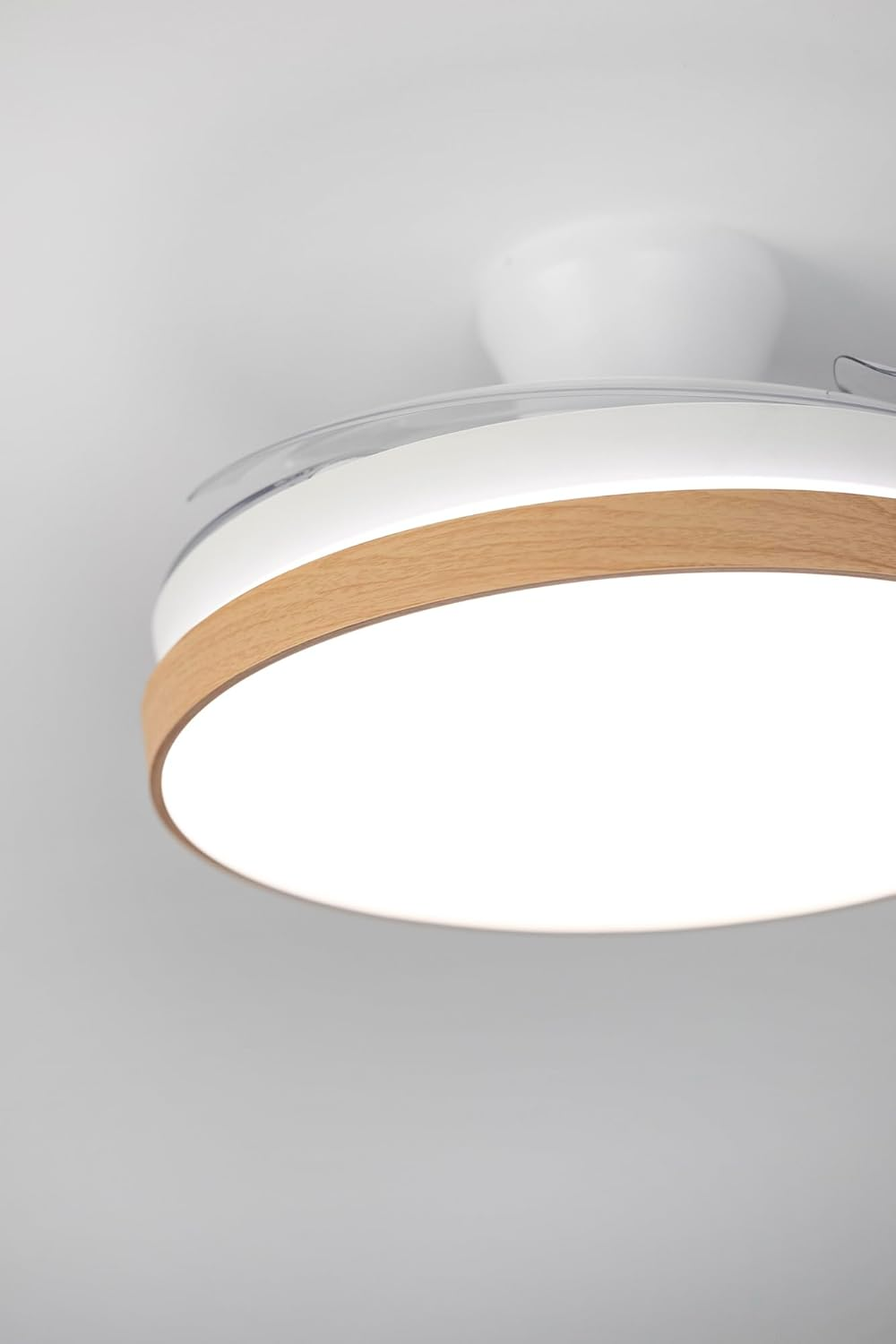 Lámpara de techo moderna con borde de madera y luz blanca.