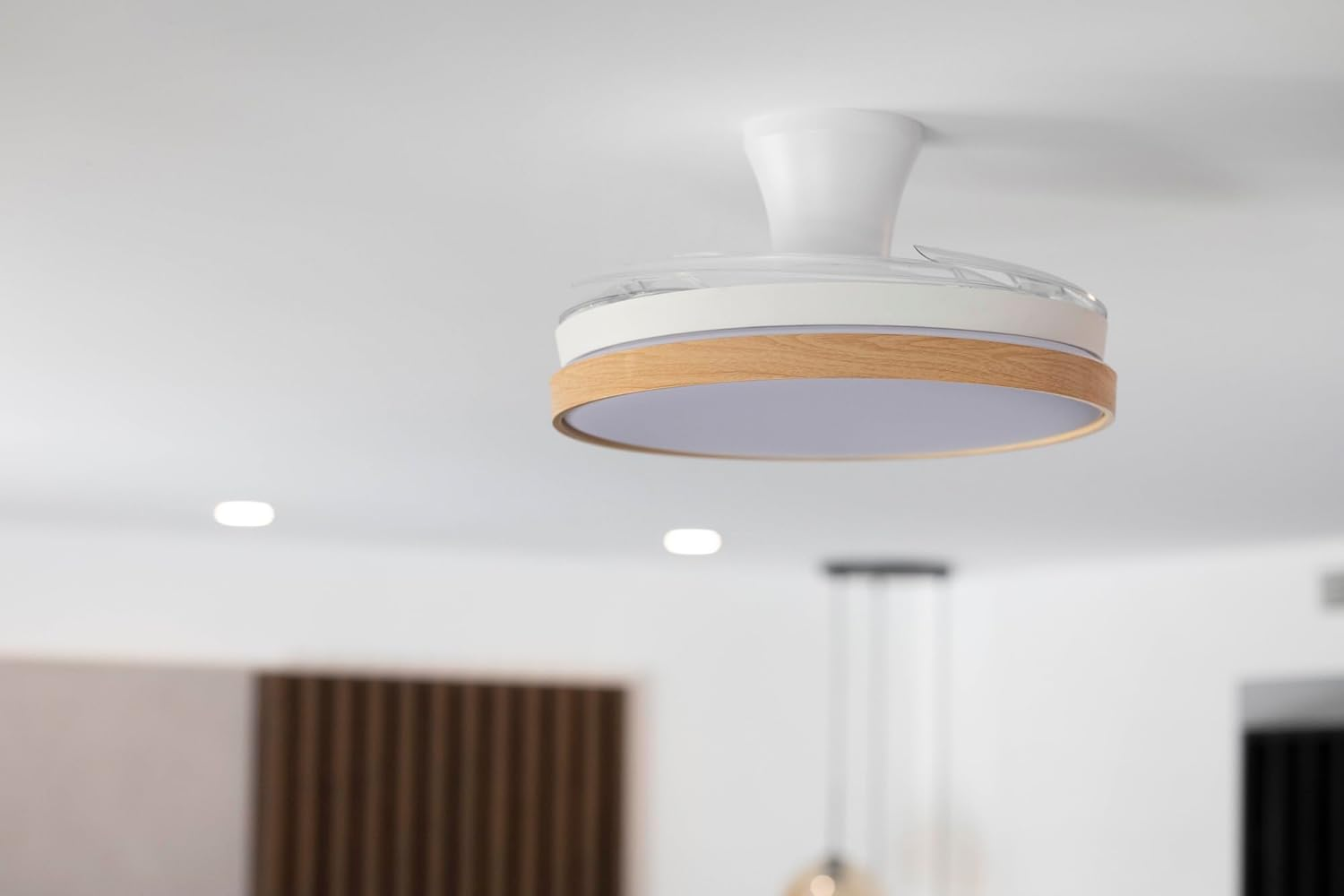 Luz de techo moderna con borde de madera y detalles blancos, montada en techo.