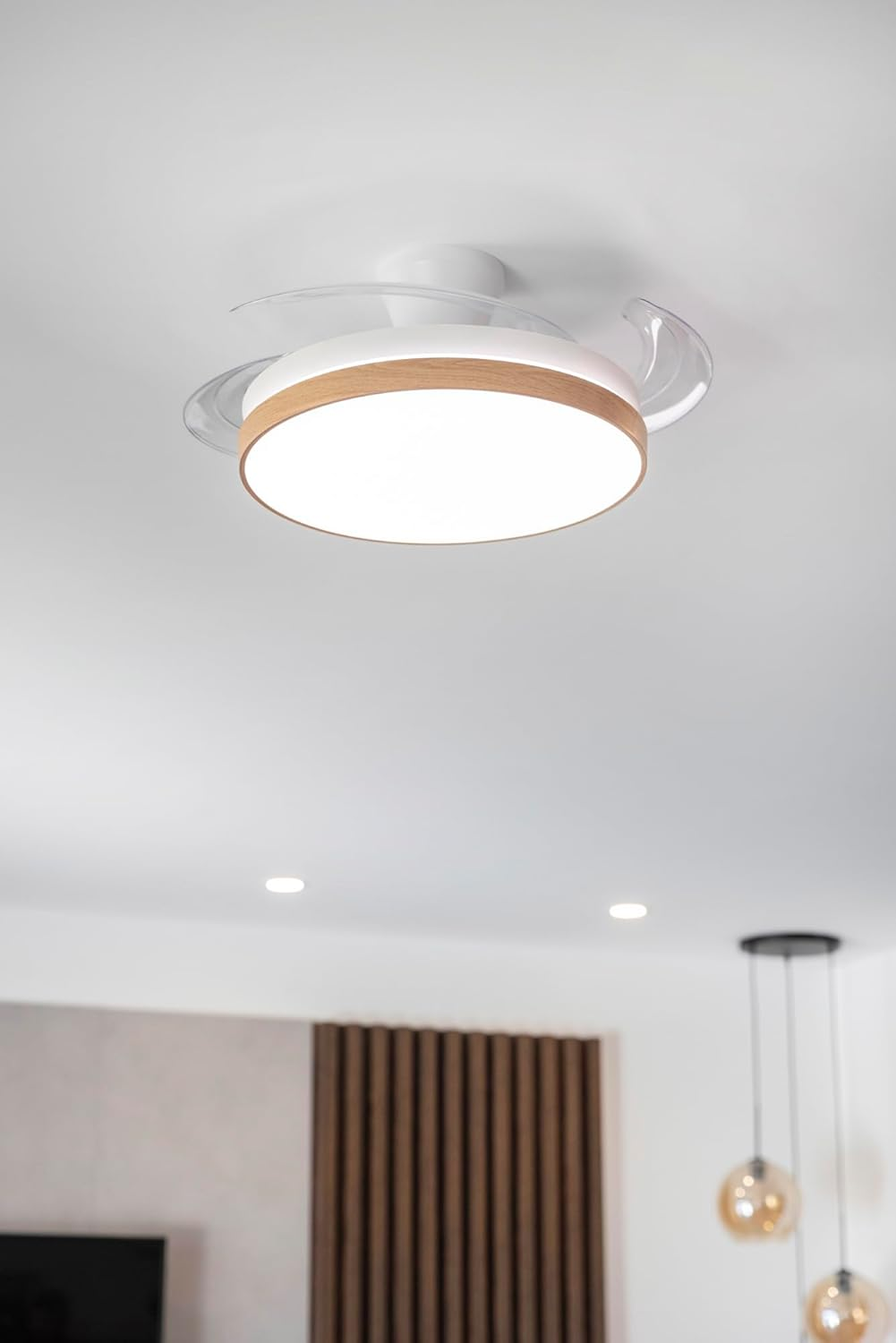 Luz de techo moderna con borde de madera y ventilador integrado.