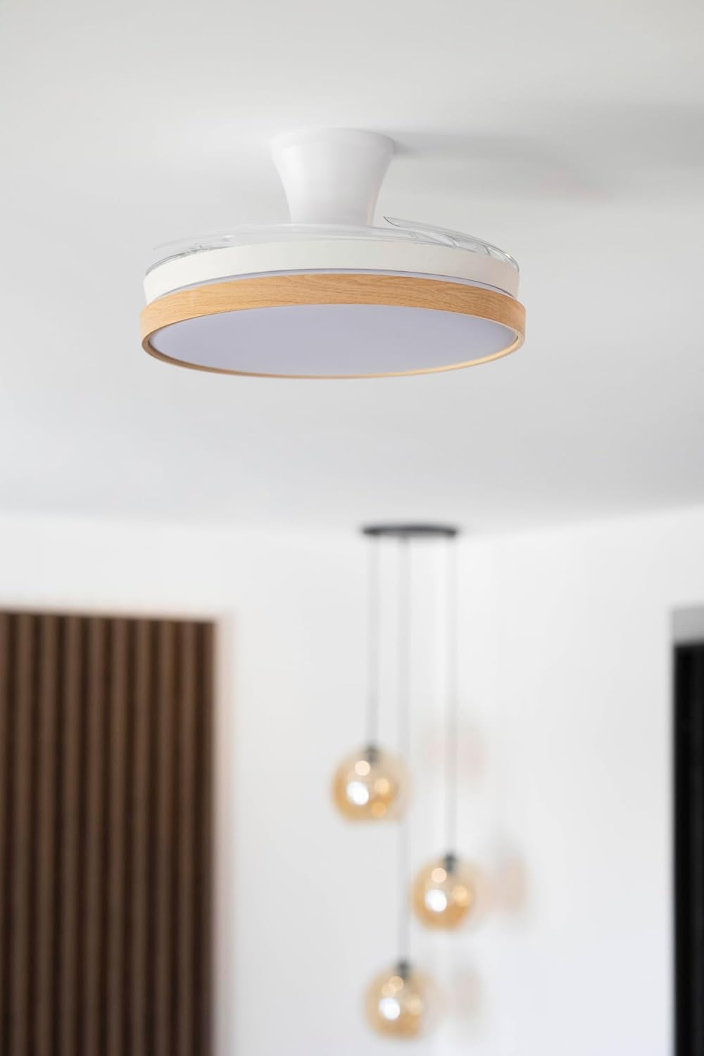 Luz de techo con marco de madera y múltiples luces de globo de vidrio ámbar.