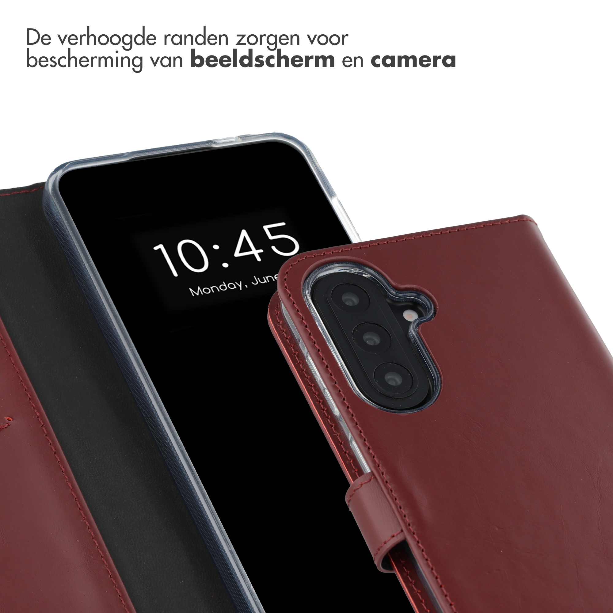 Rode lederen telefoonhoes met camera-uitsparing en klep, op een witte achtergrond.