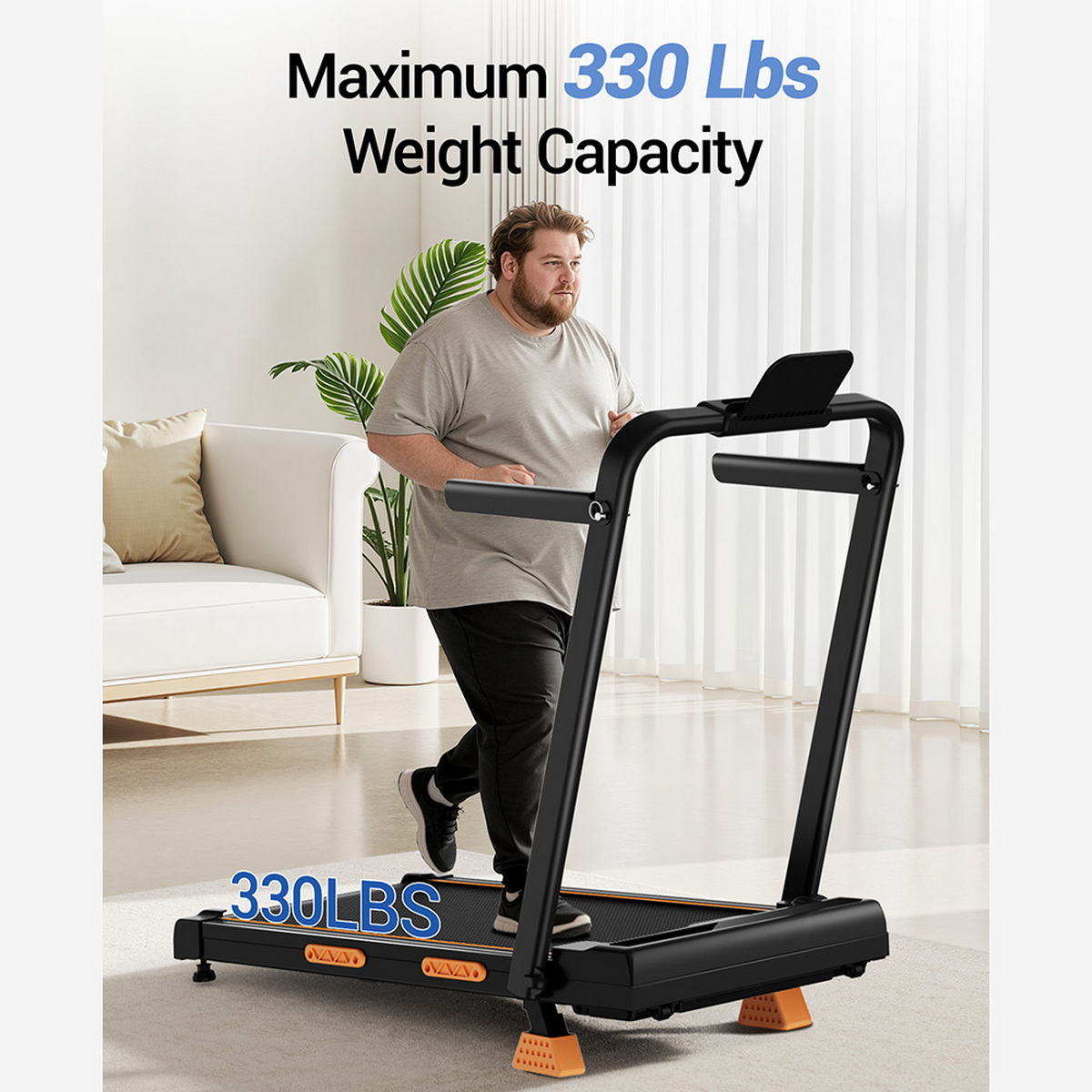 Ein Mann läuft auf einem schwarzen Laufband mit 330 LBS Gewichtskapazität.