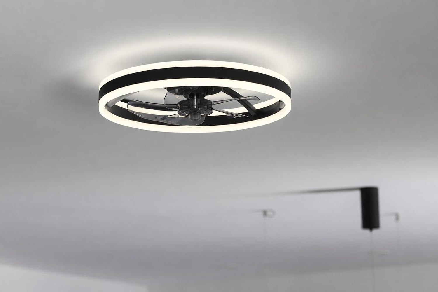 Luz de techo moderna con ventilador y anillo de luz LED.