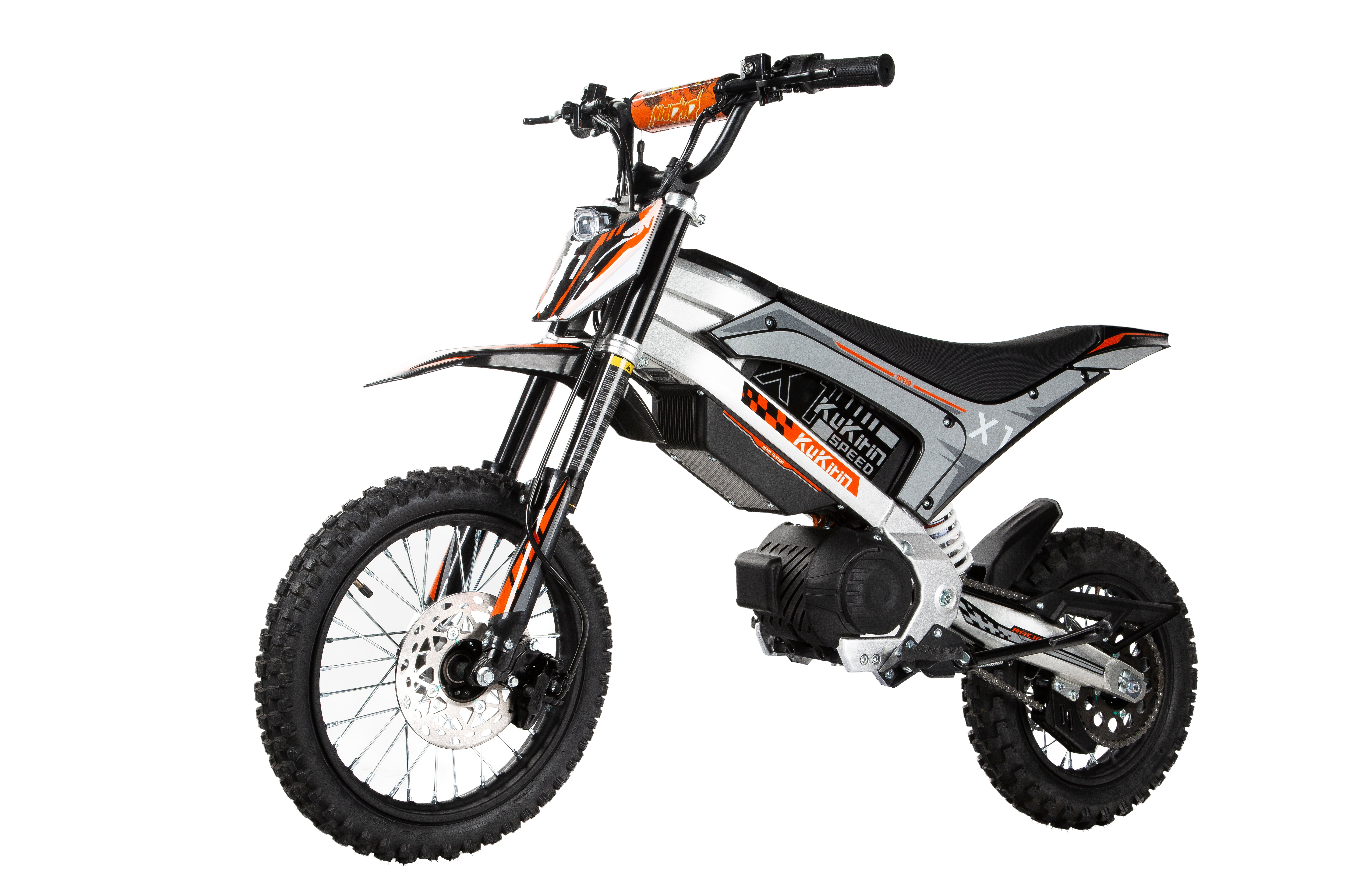 Ein silbernes und schwarzes Elektro-Dirtbike mit orangefarbenen Akzenten und Stollenreifen.