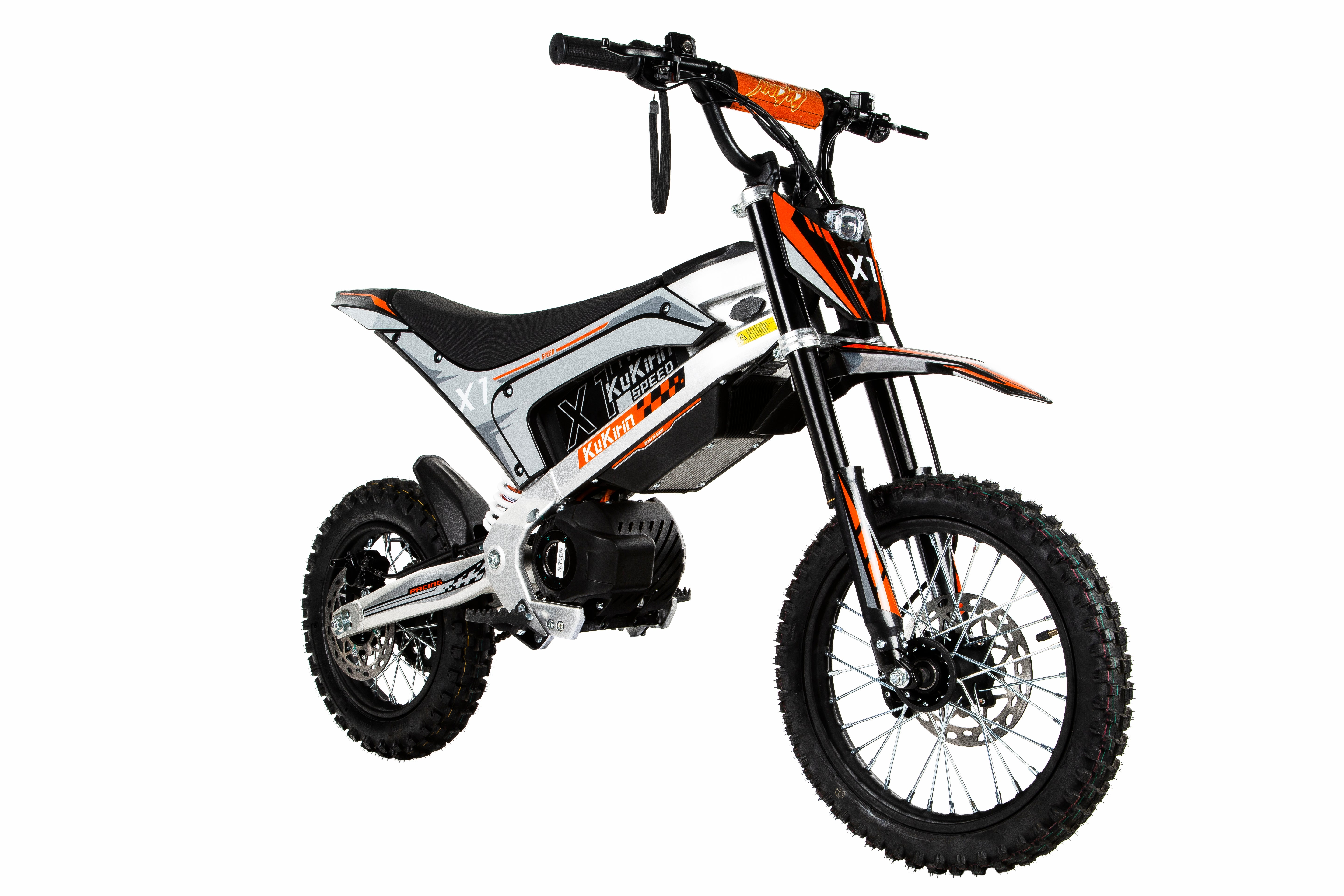 Ein elektrisches Dirtbike mit orange-weißen Akzenten und schwarzen Reifen.