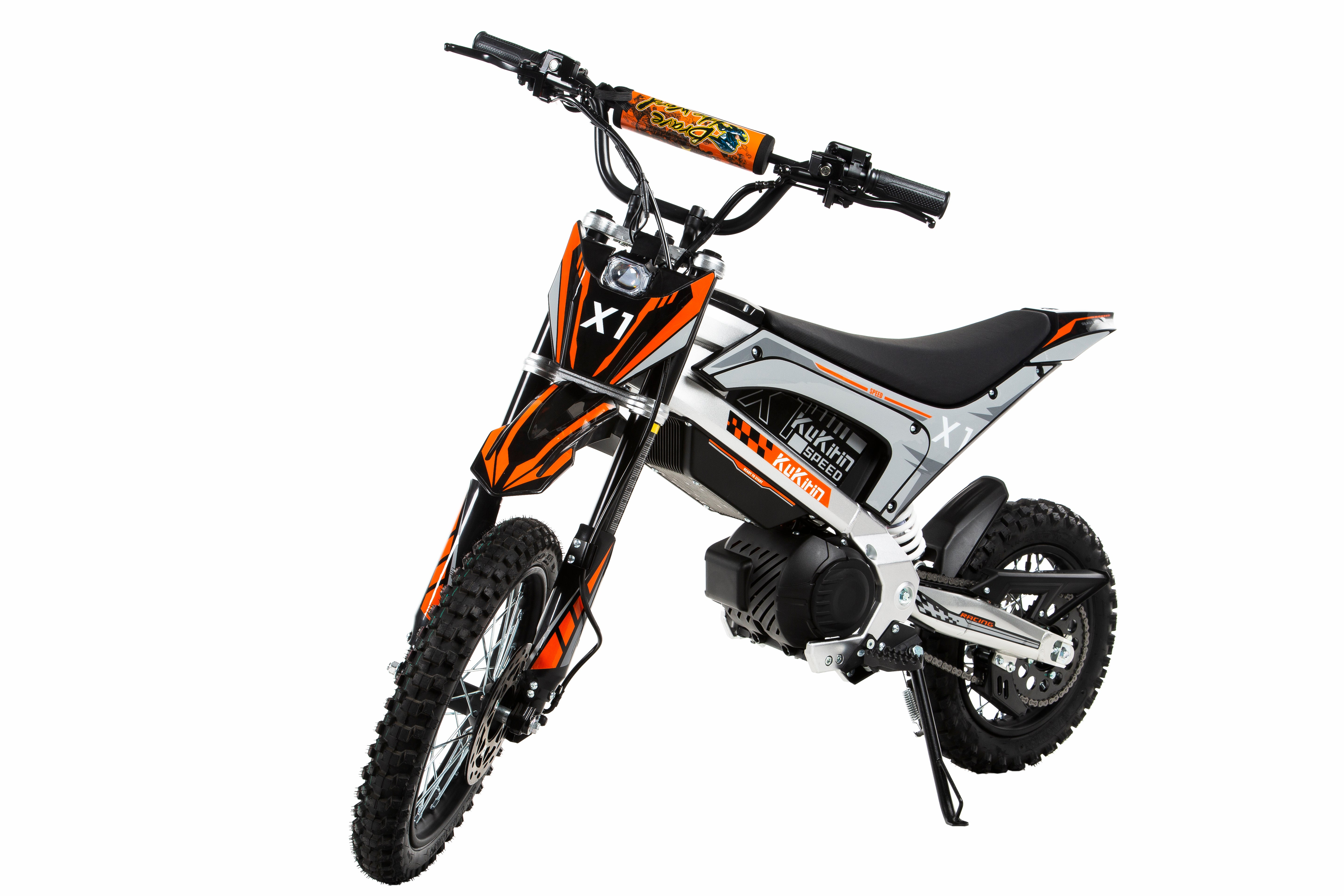 Ein schwarz-orangefarbenes Elektromotorrad mit dem Aufdruck X1 und KUKIRIN SPEED.