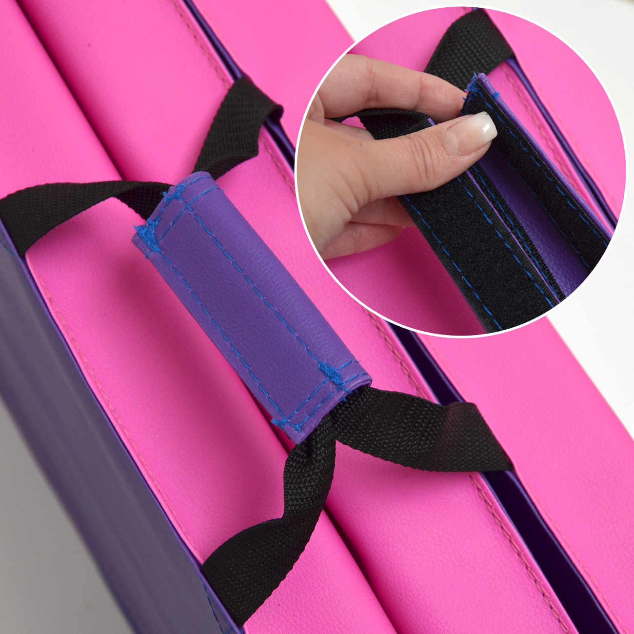 Pinke Matte mit violetten Griffen und schwarzer Schlaufe. Nahaufnahme.