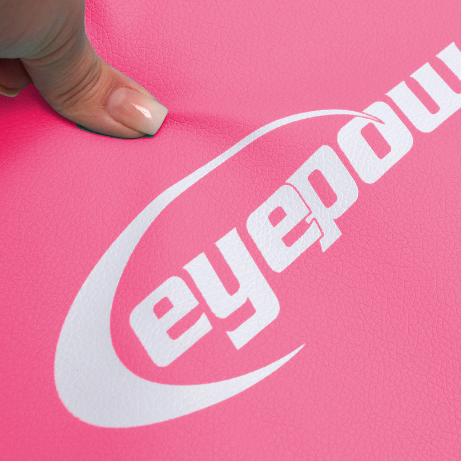 Eine Hand drückt auf eine rosafarbene Oberfläche mit weißem Logo.