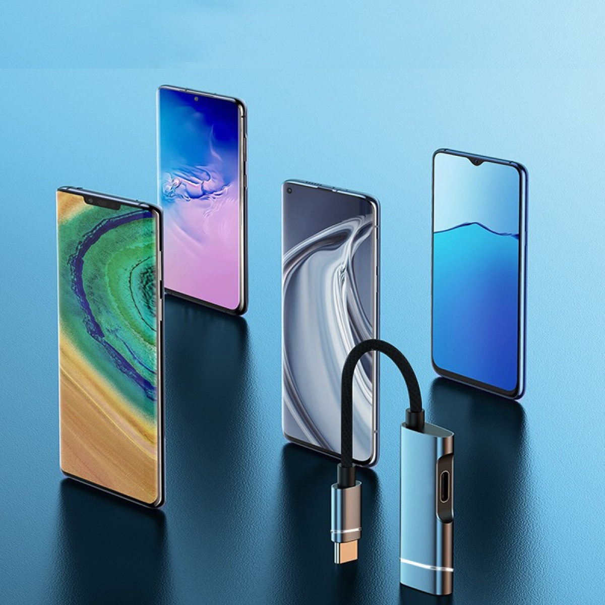 Vier Smartphones und ein blauer USB-C-Adapter mit schwarzem Kabel auf blauem Grund.