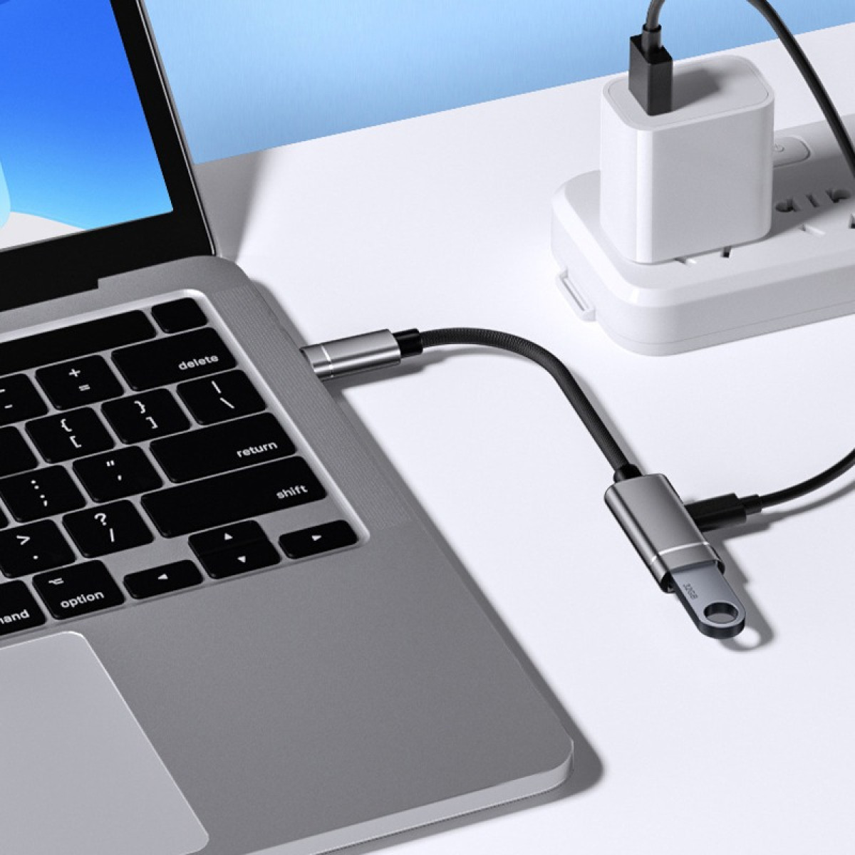 Ein Laptop ist über ein USB-C-Hub mit einem Netzteil verbunden.