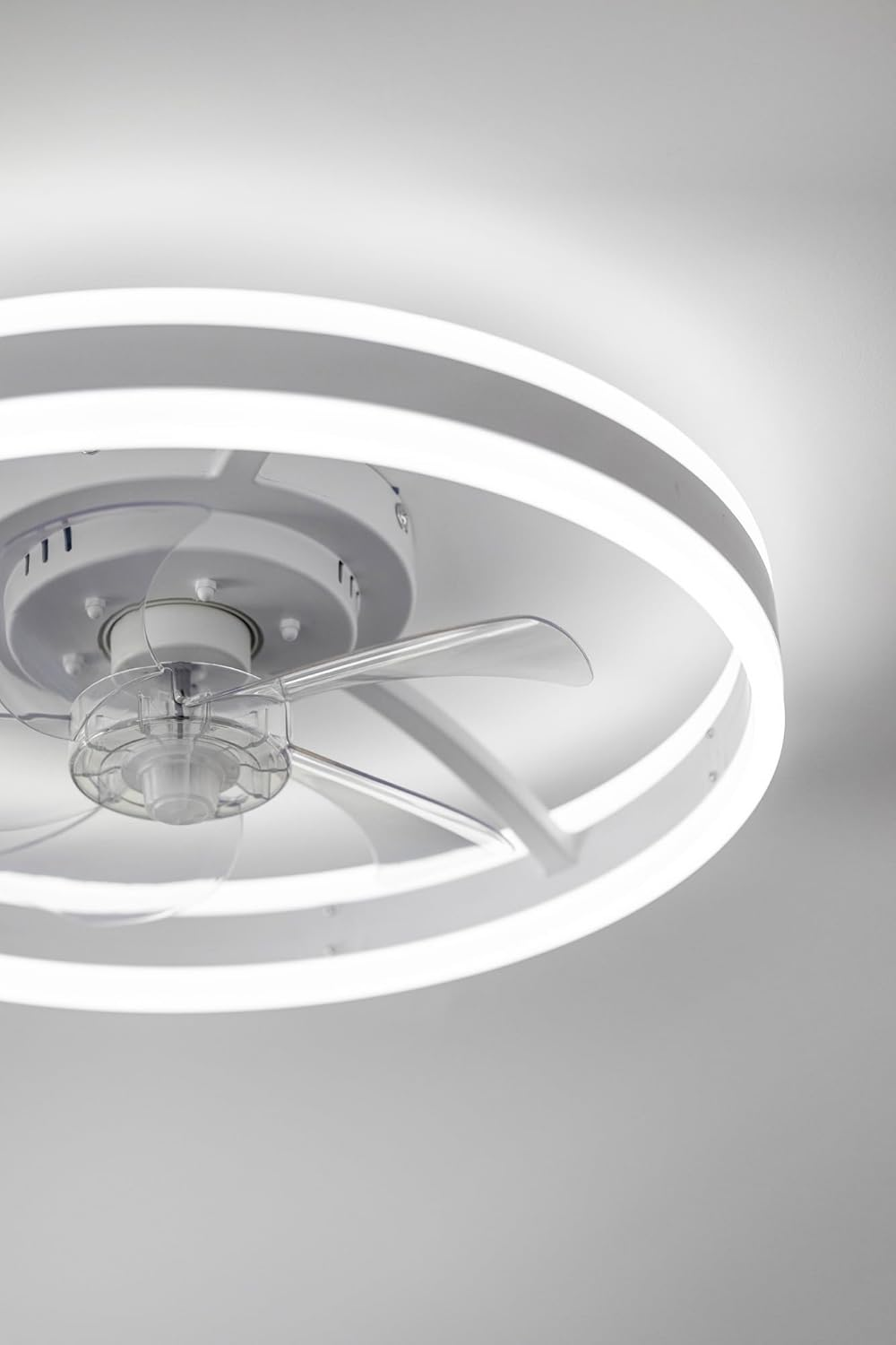 Luz de techo blanca moderna con ventilador integrado y anillo LED.