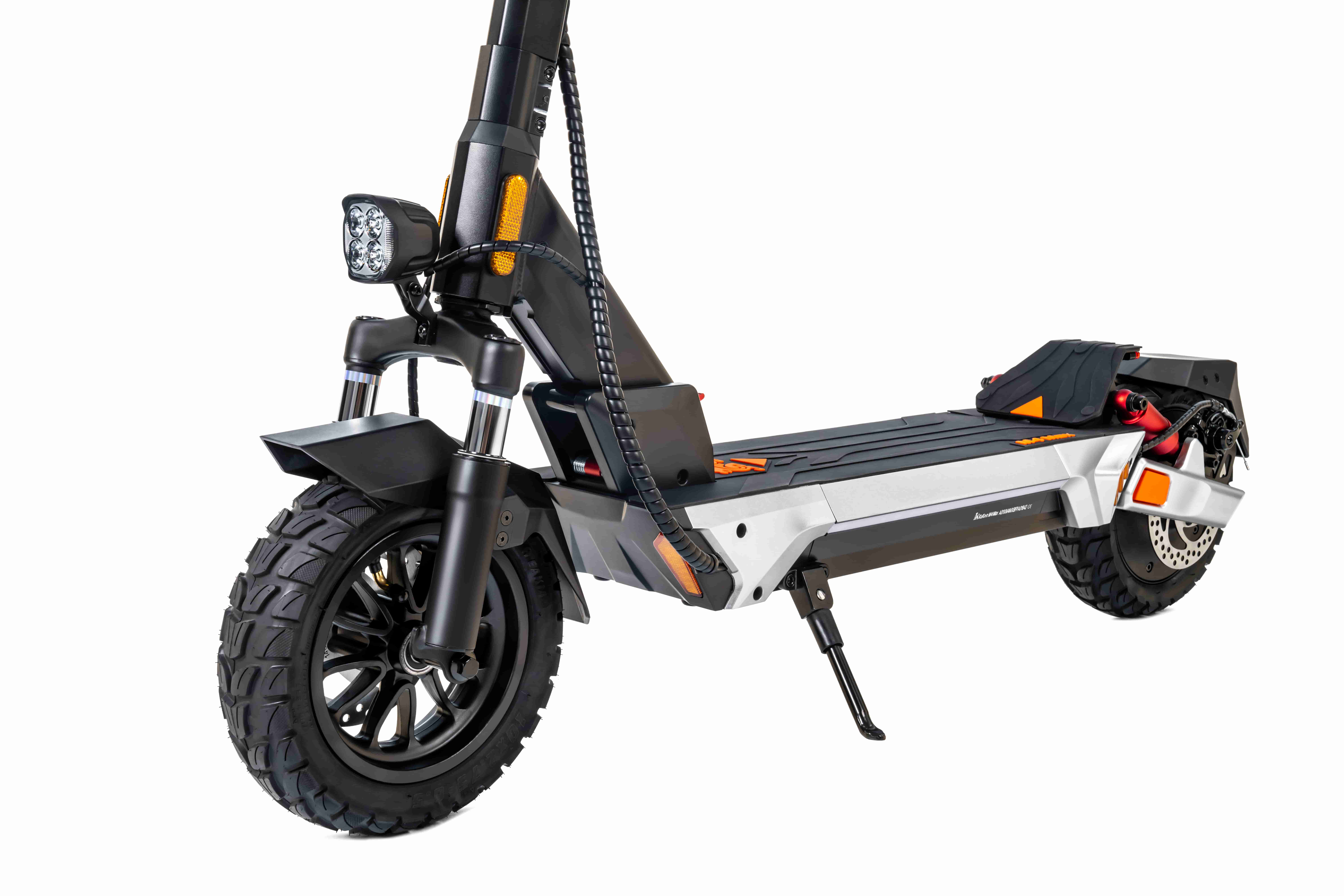 Uno scooter elettrico nero con pneumatici larghi, faro e accenti arancioni.