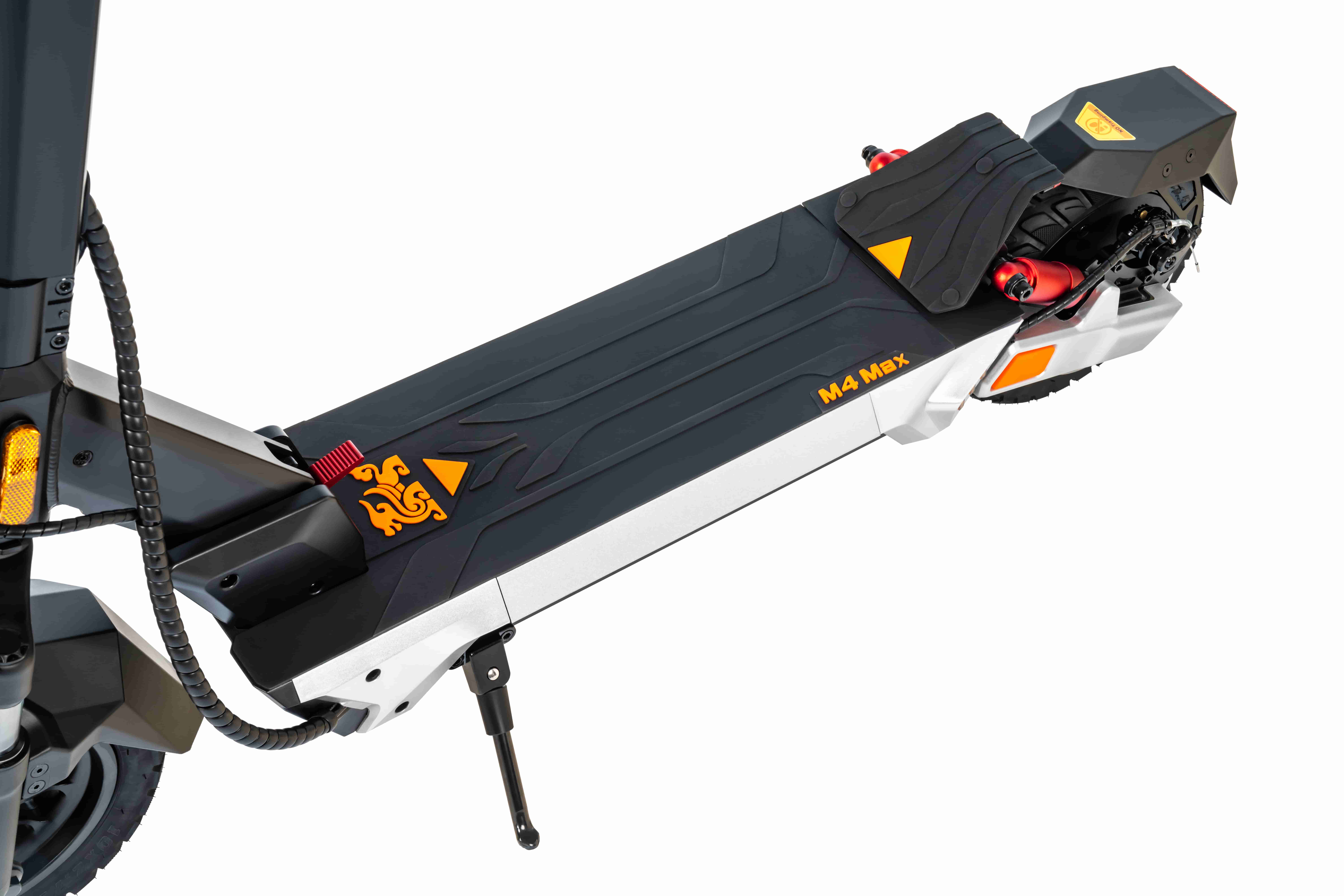 Primo piano di un monopattino elettrico nero con accenti argentati, sospensioni rosse e catarifrangenti arancioni.