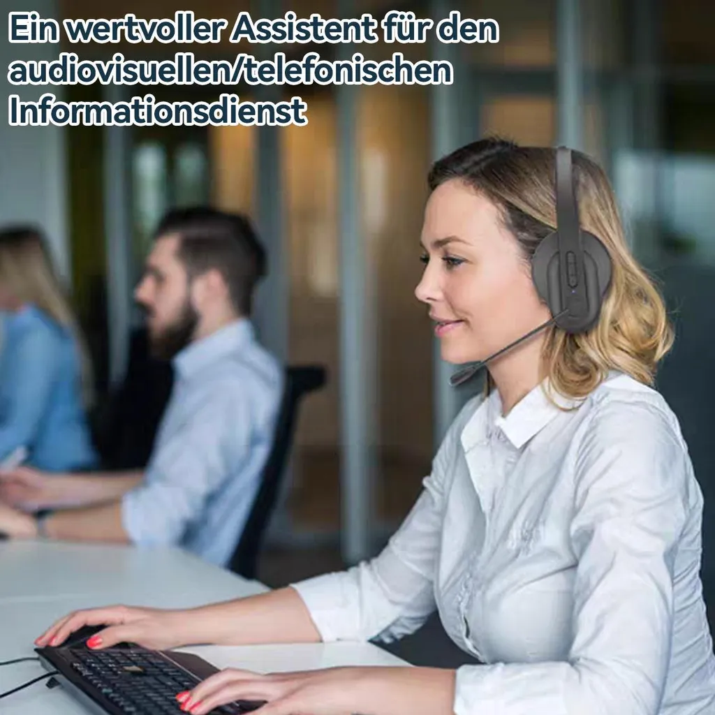 Eine Frau mit Headset tippt auf einer Tastatur, während Kollegen im Hintergrund arbeiten.