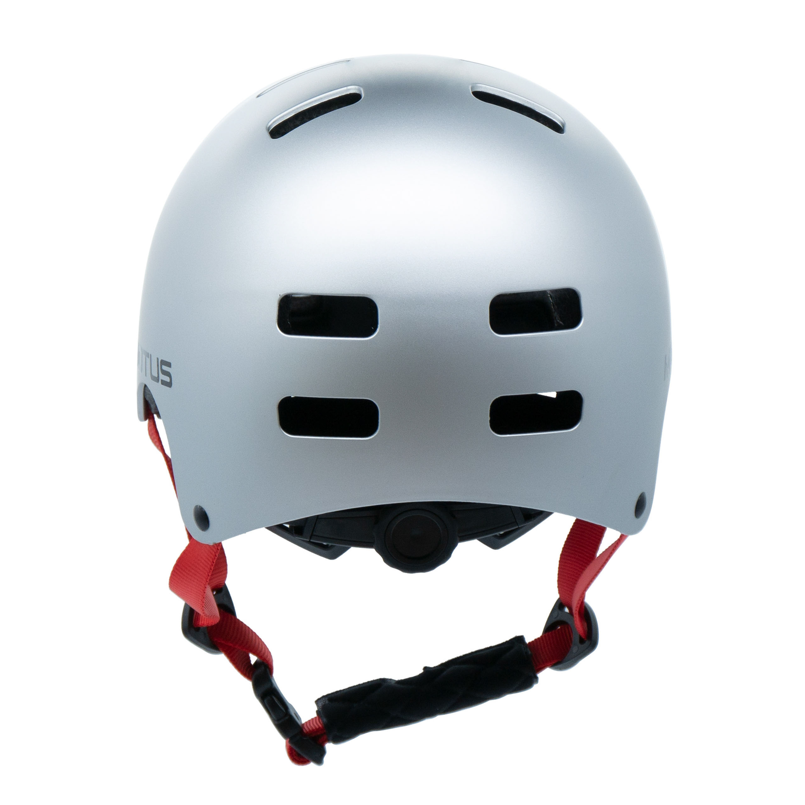 Srebrny kask rowerowy z czerwonymi paskami i otworami wentylacyjnymi.