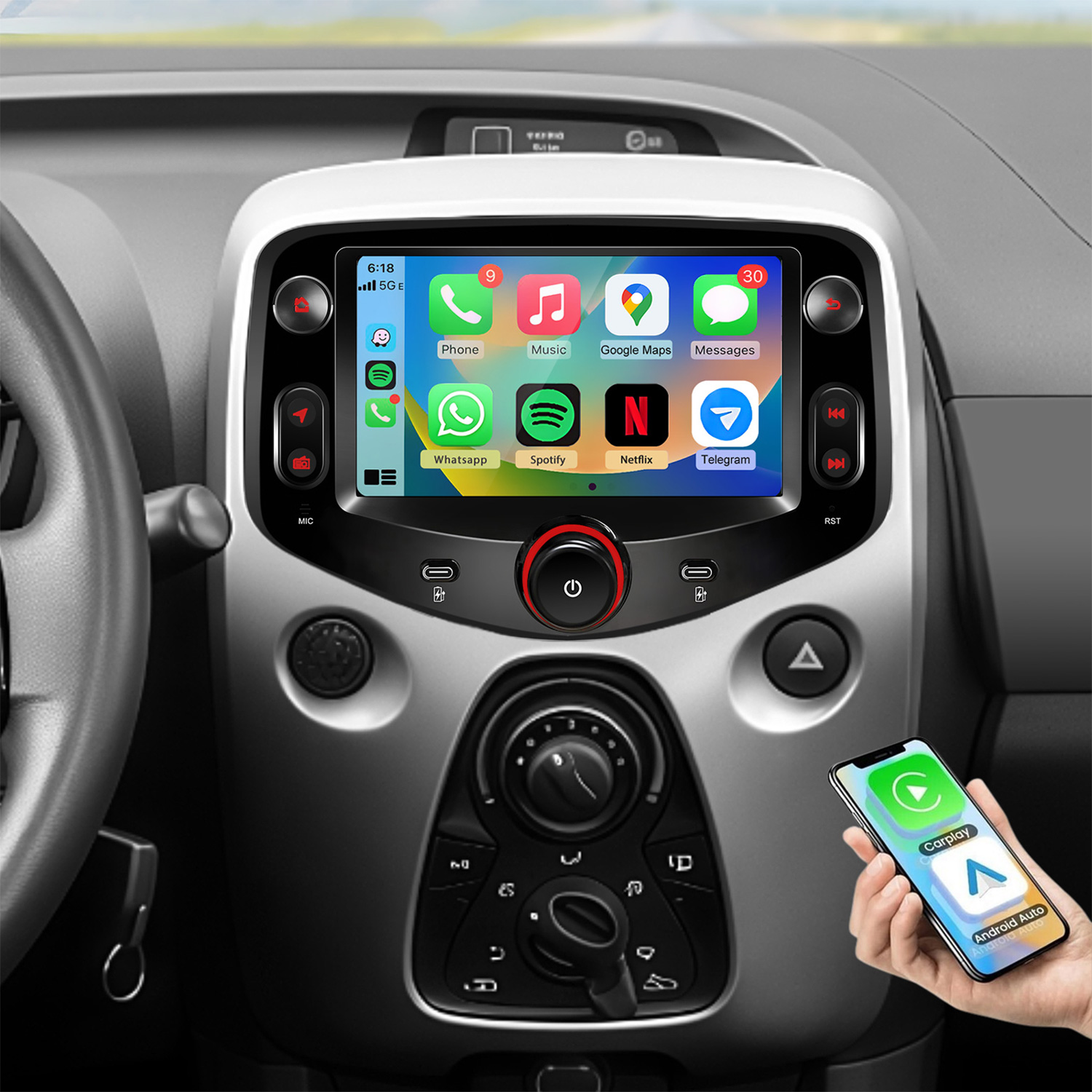 Armaturenbrett mit Touchscreen, der Apps zeigt. Eine Hand hält ein Smartphone mit CarPlay/Android Auto.