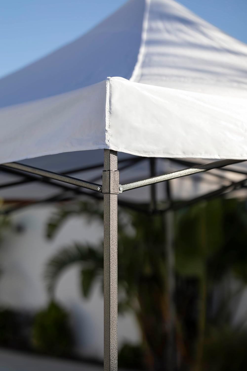 Una estructura de carpa blanca contra un cielo azul.