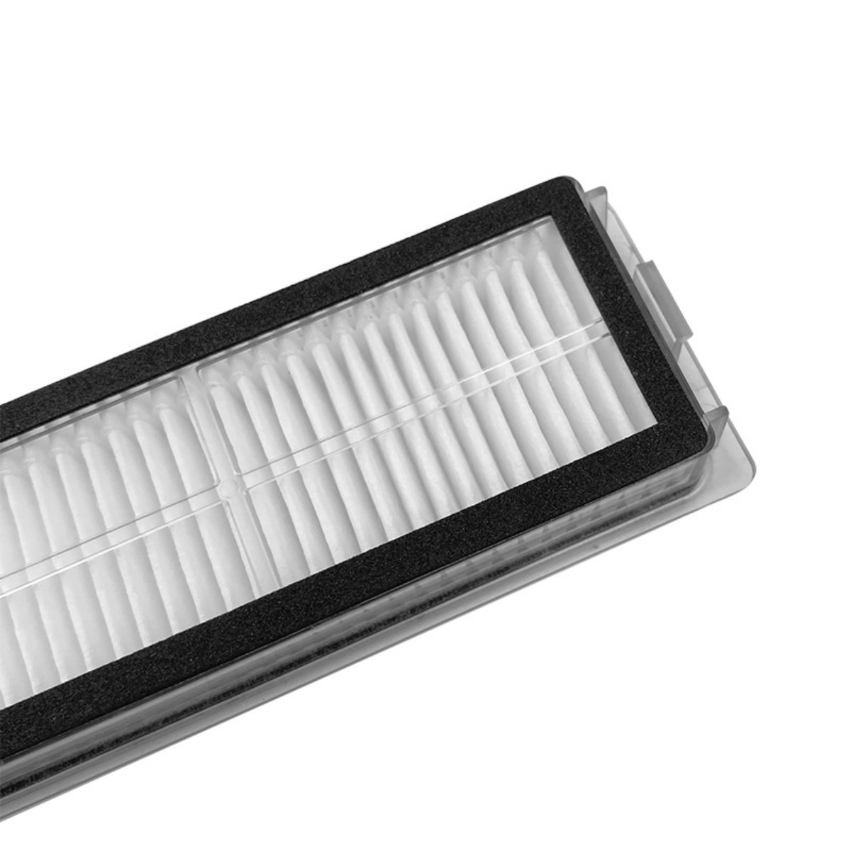 Un filtro rettangolare bianco con pieghe e bordo nero.