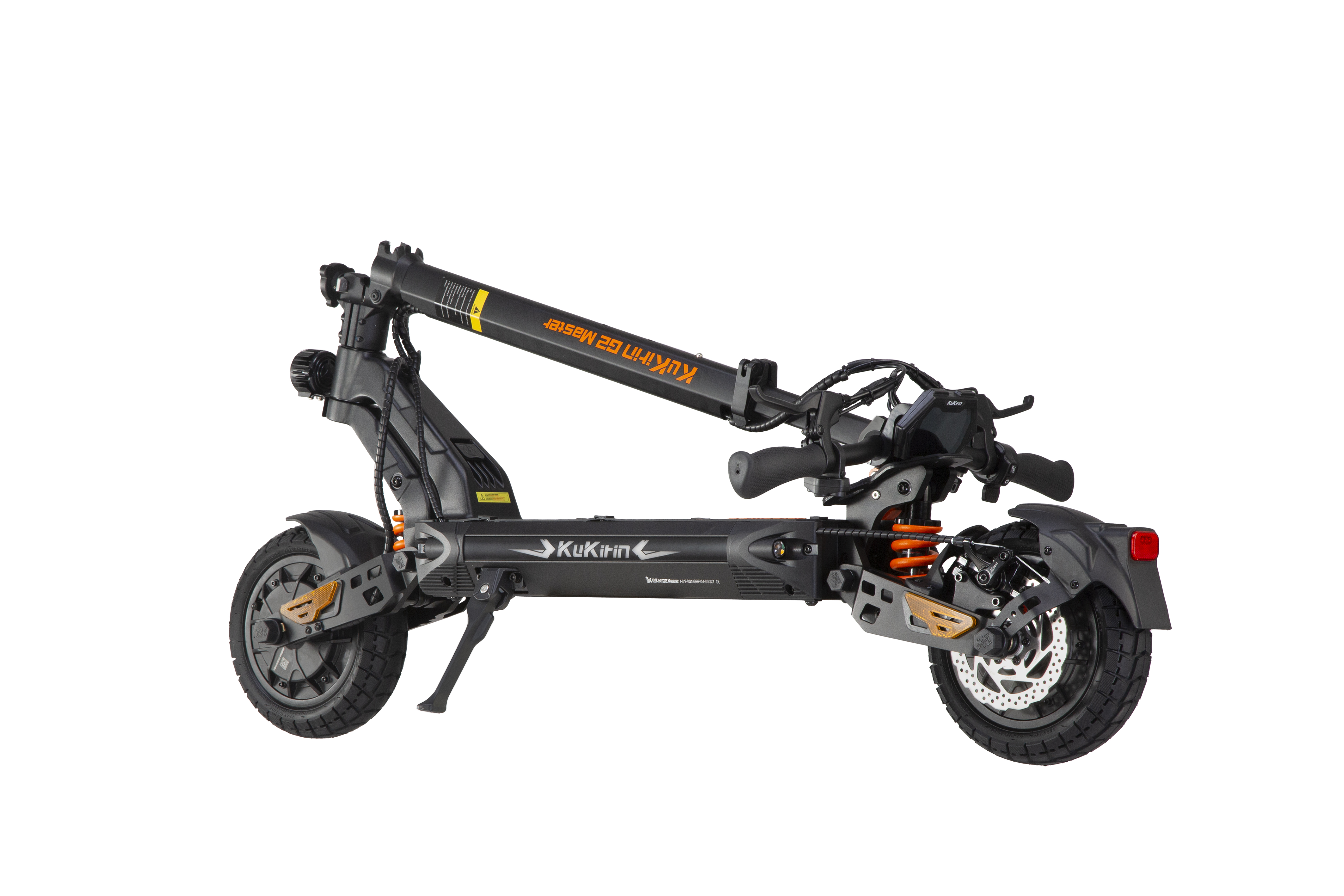 Uno scooter elettrico nero con accenti arancioni, su sfondo bianco.