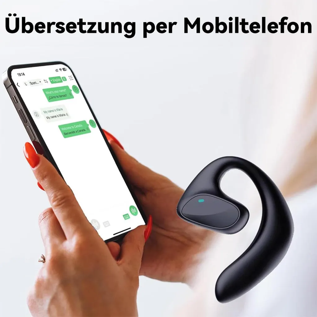 Hand hält Smartphone mit Übersetzungs-App; daneben ein schwarzer Earbud.