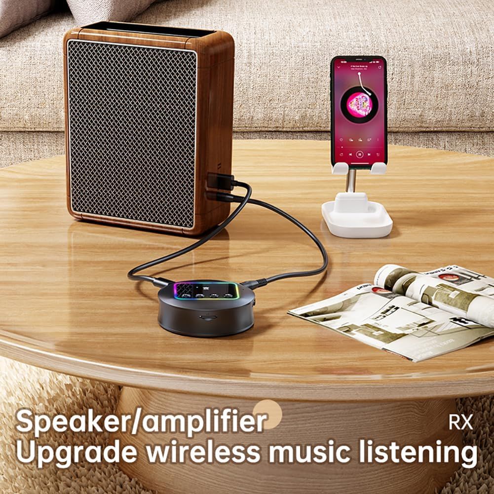Holzverstärker, Smartphone, Musik und Zeitungen auf einem Holztisch.