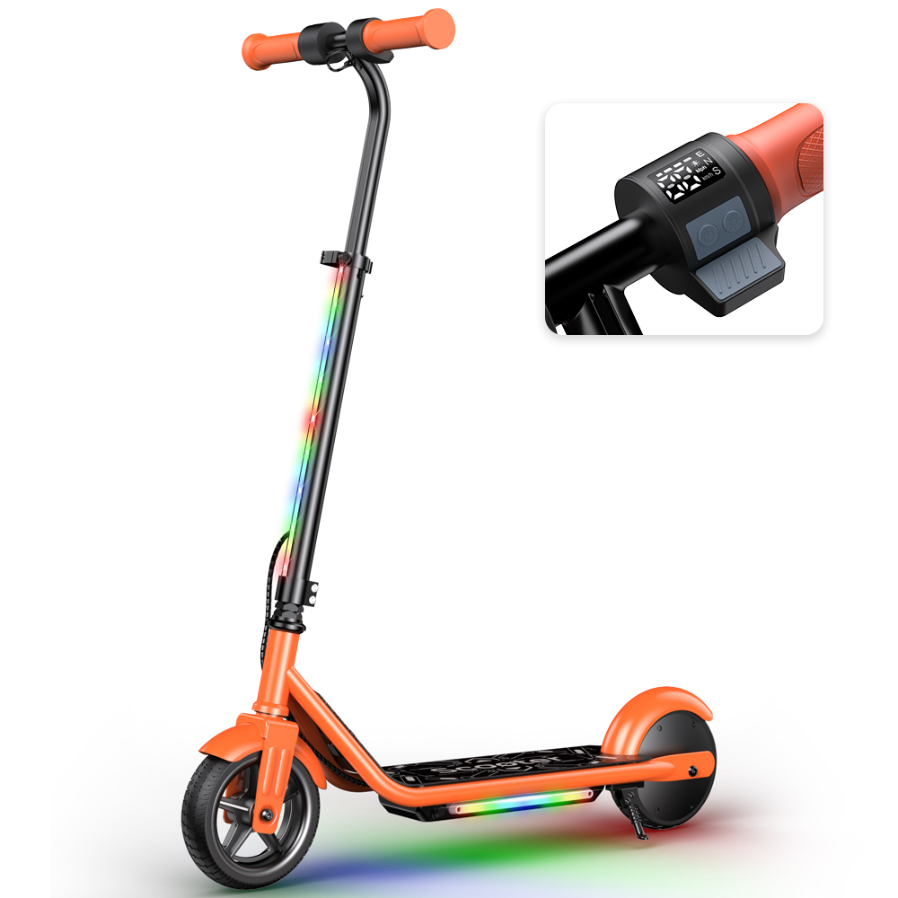 Uno scooter elettrico arancione con luci colorate sul manubrio e sul ponte.