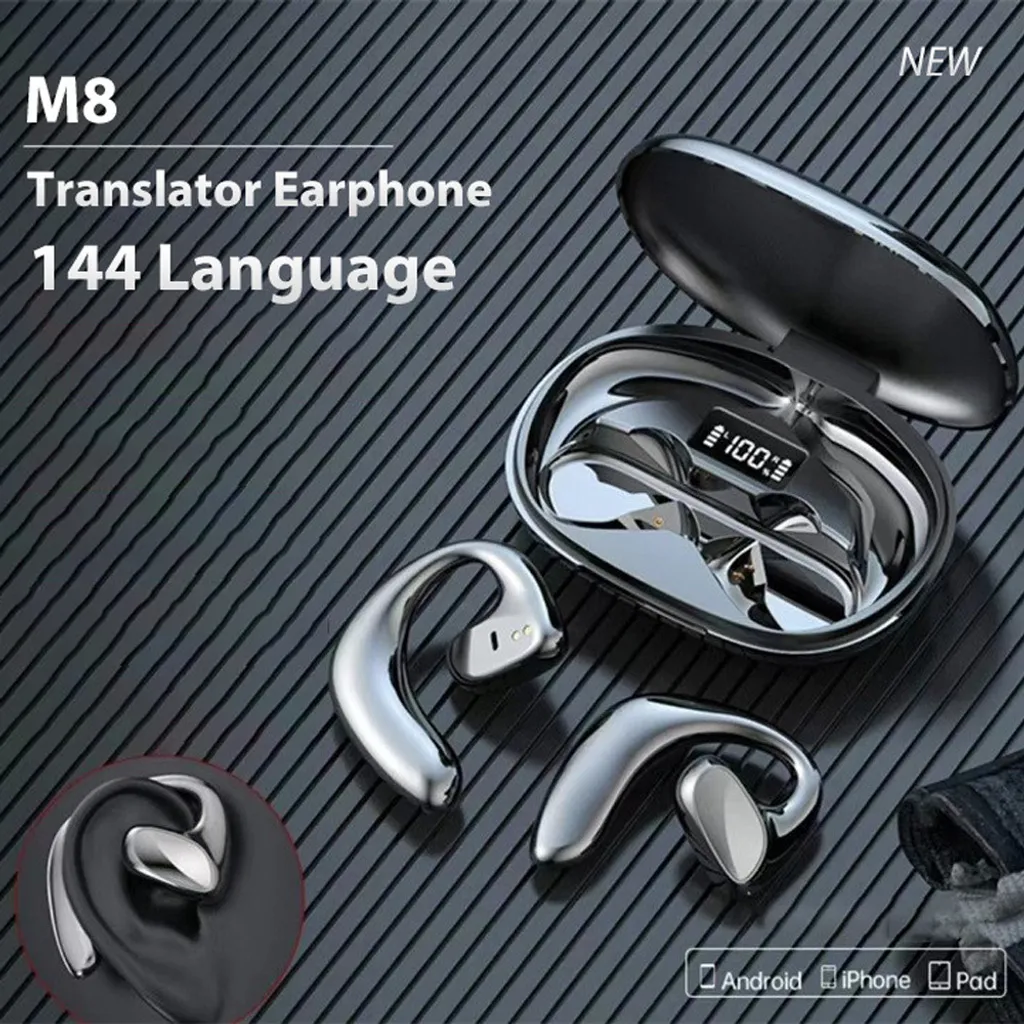 Silberne M8 Translator Earphones liegen neben einer offenen Ladehülle mit digitaler Anzeige.