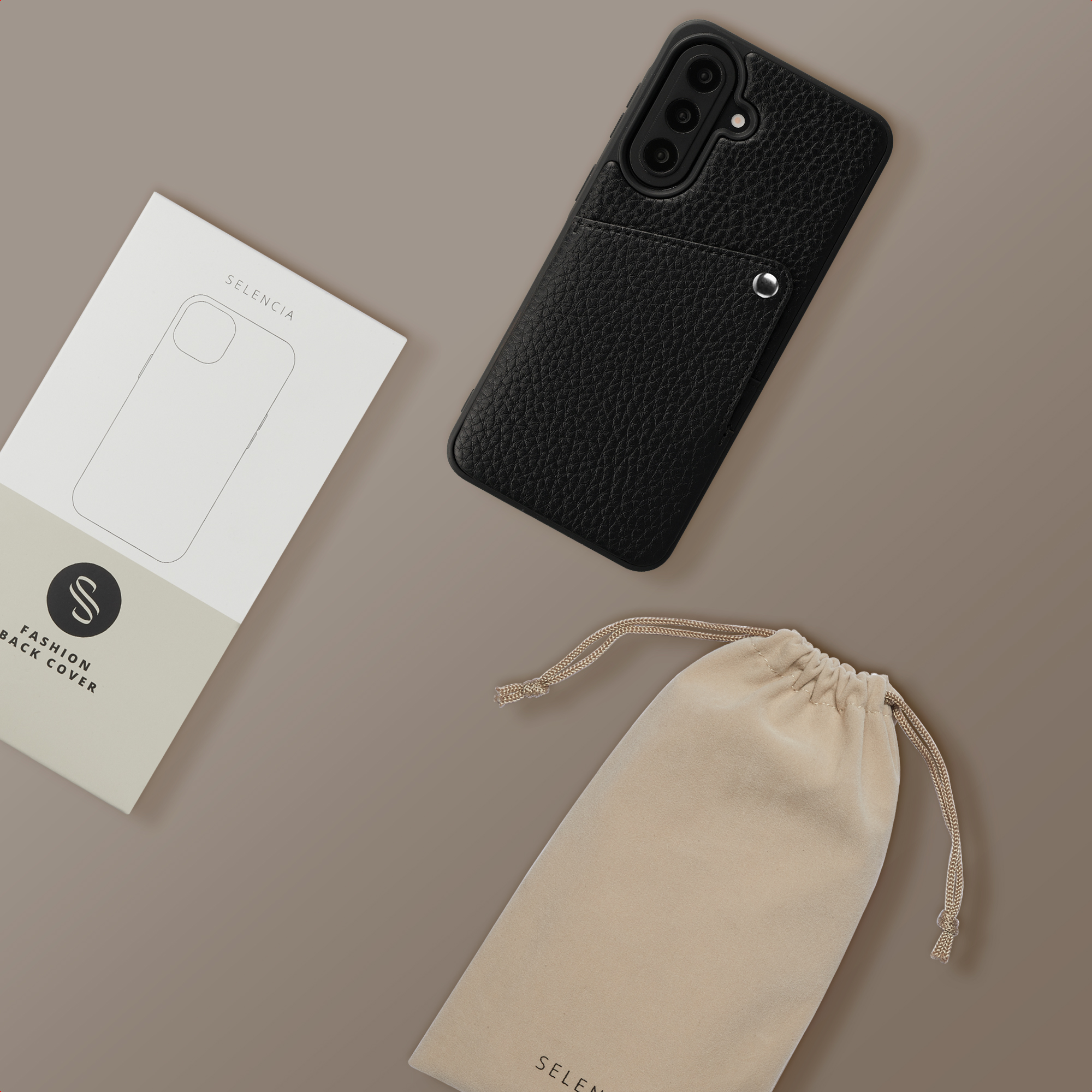 Schwarze Handyhülle mit Textur, Verpackung und Beutel auf braunem Hintergrund.