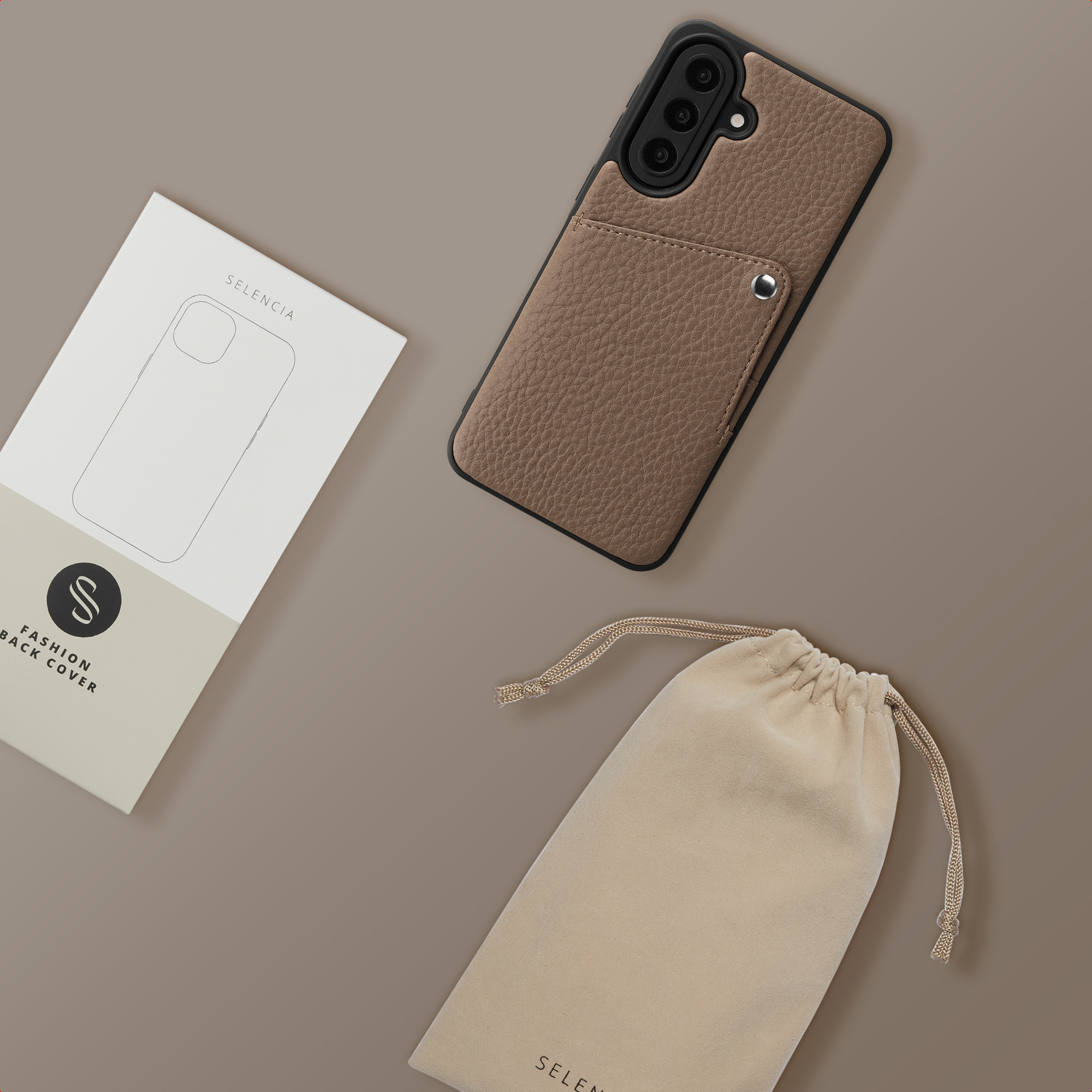 Een bruine lederen telefoonhoes, verpakking en een trekkoordszakje op een neutrale achtergrond.