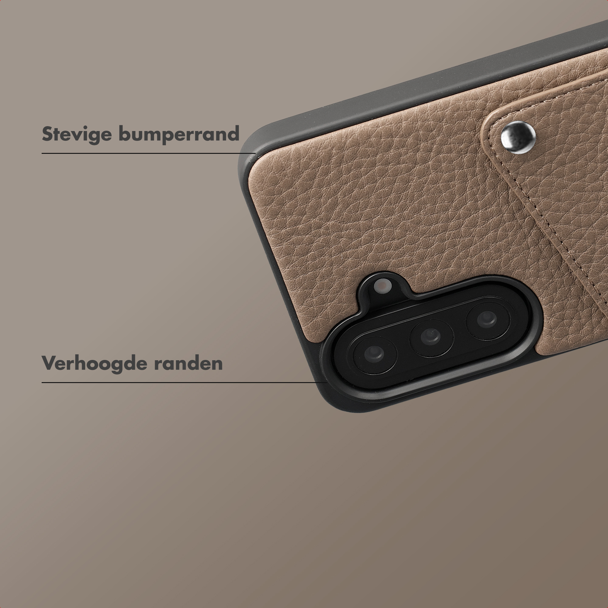 Bruine lederen hoes met camera-uitsparing en knop.
