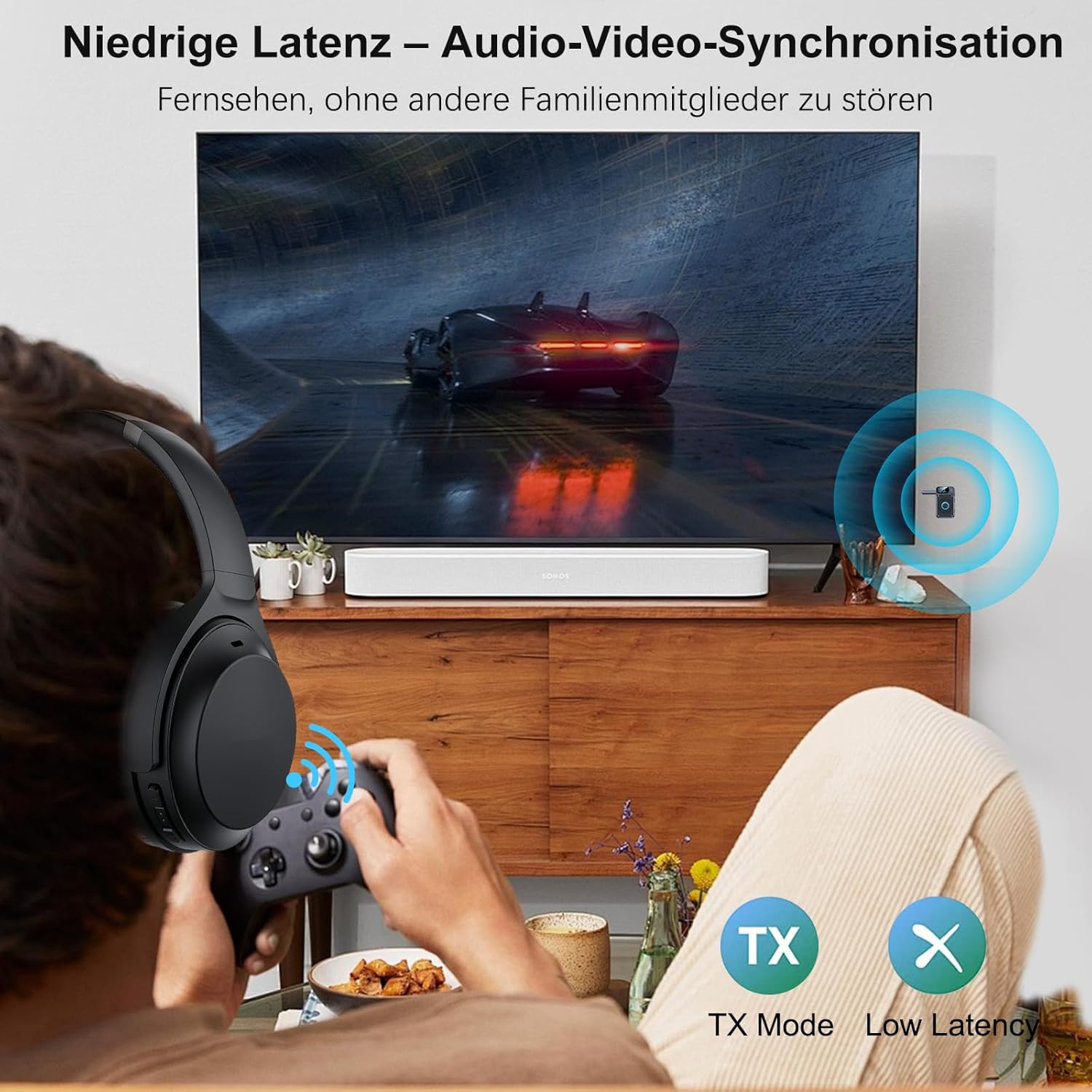 Person hört über Kopfhörer mit Controller fern, niedrige Latenz.