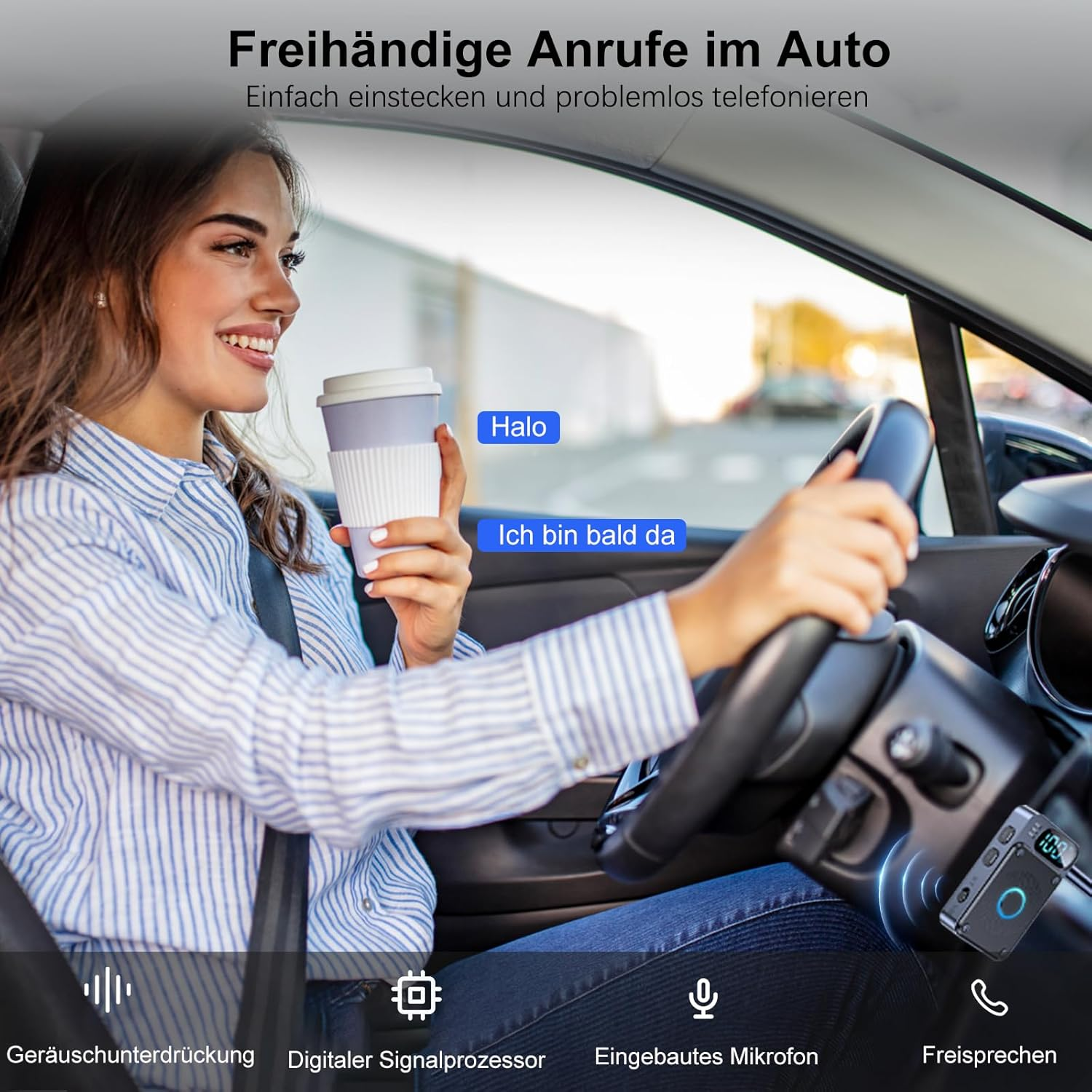 Frau trinkt Kaffee im Auto, hält Lenkrad, Auto-Freisprecheinrichtung sichtbar.