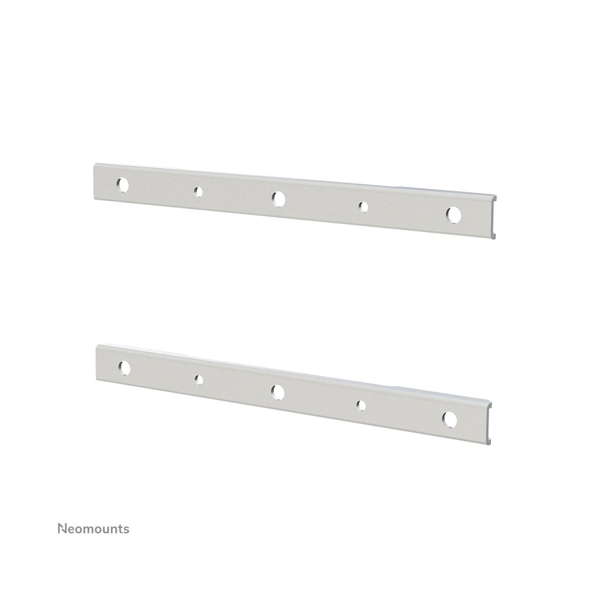 Deux barres de montage métalliques gris clair avec plusieurs trous, isolées sur blanc.