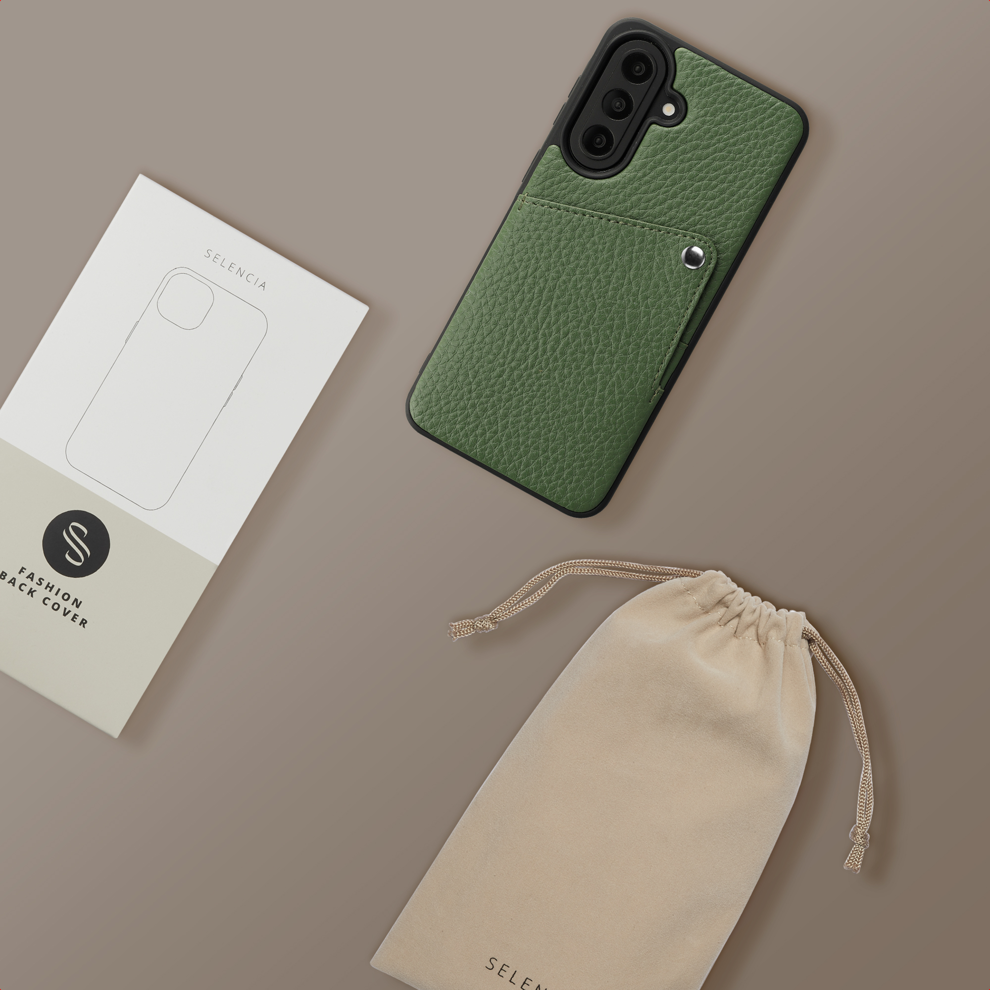 Grüne Handyhülle mit Kartenfach neben Verpackung und Beutel.