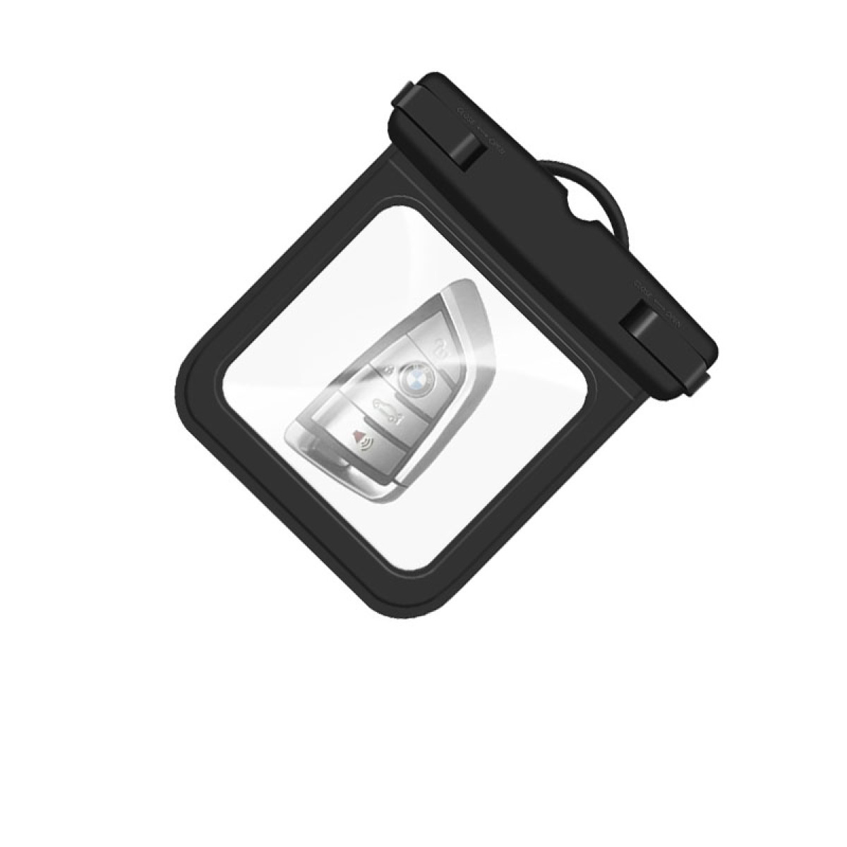 Una chiave per auto BMW in una custodia impermeabile nera su sfondo bianco.
