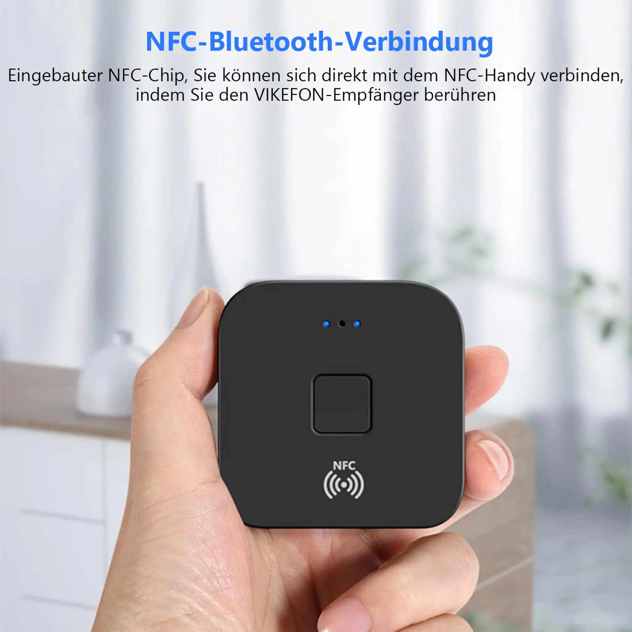 Eine Hand hält ein schwarzes NFC-Bluetooth-Gerät mit zwei blauen Lichtern.