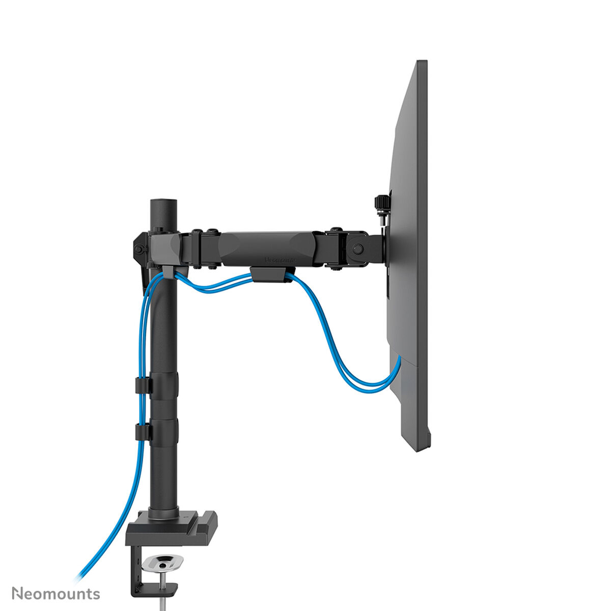 Een monitorarm met klemvoet bevestigd aan een bureau. Blauwe kabels zijn doorgevoerd.